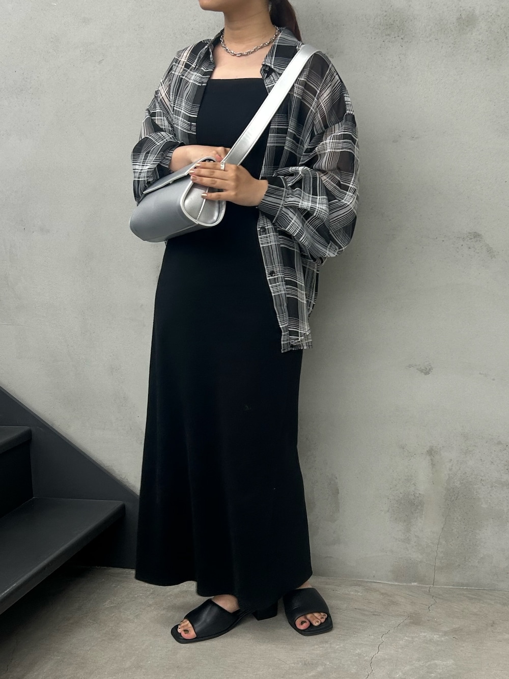 ホワイト系のショルダーバッグ、ブラック系のシャツ/ブラウス、ブラック系のワンピースを着用したレディースの夏コーディネートの1枚目の写真