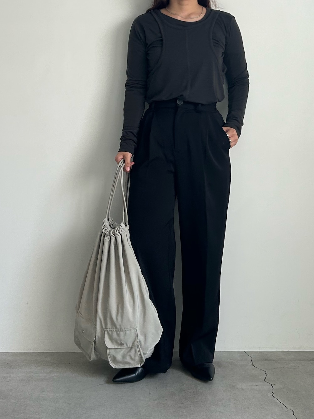 「春コーデ、ブラック、ネイビー、ネイビーコーデ、低身長、低身長コーデ、低身長女子、骨格ウェーブ、イエベ春」｜「select MOCAの【4サイズ展開】ハイウエストセンタープレススラックス（スラックス、ブラック系）」を使った、Renaさん（骨格ウェーブ・レディース・151cm）の春コーディネートの1枚目の写真