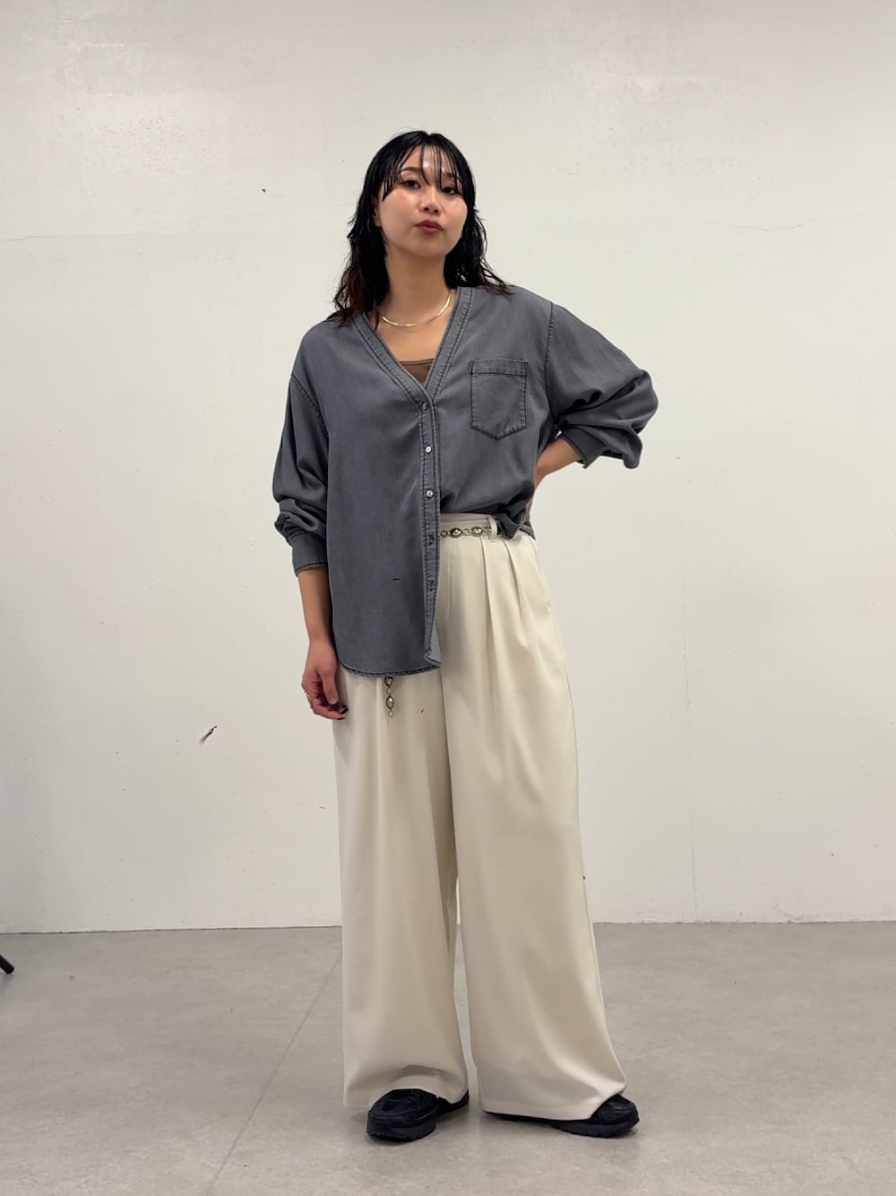 「Jena espace merveilleuxの【サイズ展開あり】ループ付きトロミワイドパンツ（その他パンツ、ホワイト系）」を使った、amuamuse7さん（レディース・160cm）の春コーディネートの1枚目の写真