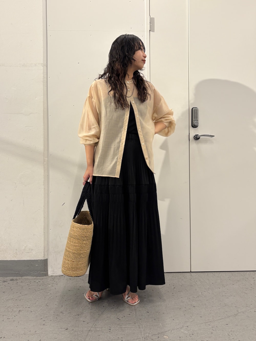 「Jena espace merveilleuxの【ご好評につき再入荷！】後ろヨークラッフルシアーシャツ（シャツ/ブラウス、ブラウン系）」を使った、amuamuse7さん（レディース・160cm）の春コーディネートの1枚目の写真