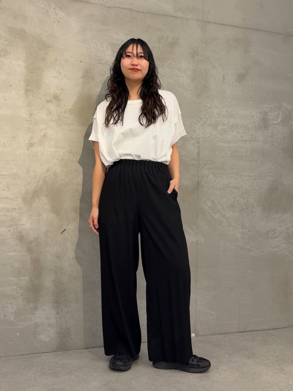「Jena espace merveilleuxの【オンオフ兼用／らくちんきれい見え】トロミキャタピラーパンツ（その他パンツ、ブラック系）」を使った、amuamuse7さん（レディース・160cm）の春コーディネートの1枚目の写真