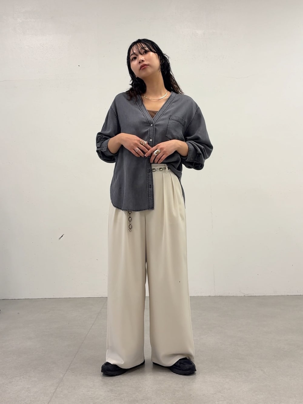 「Jena espace merveilleuxの【サイズ展開あり】ループ付きトロミワイドパンツ（その他パンツ、ベージュ系）」を使った、amuamuse7さん（レディース・160cm）の春コーディネートの1枚目の写真
