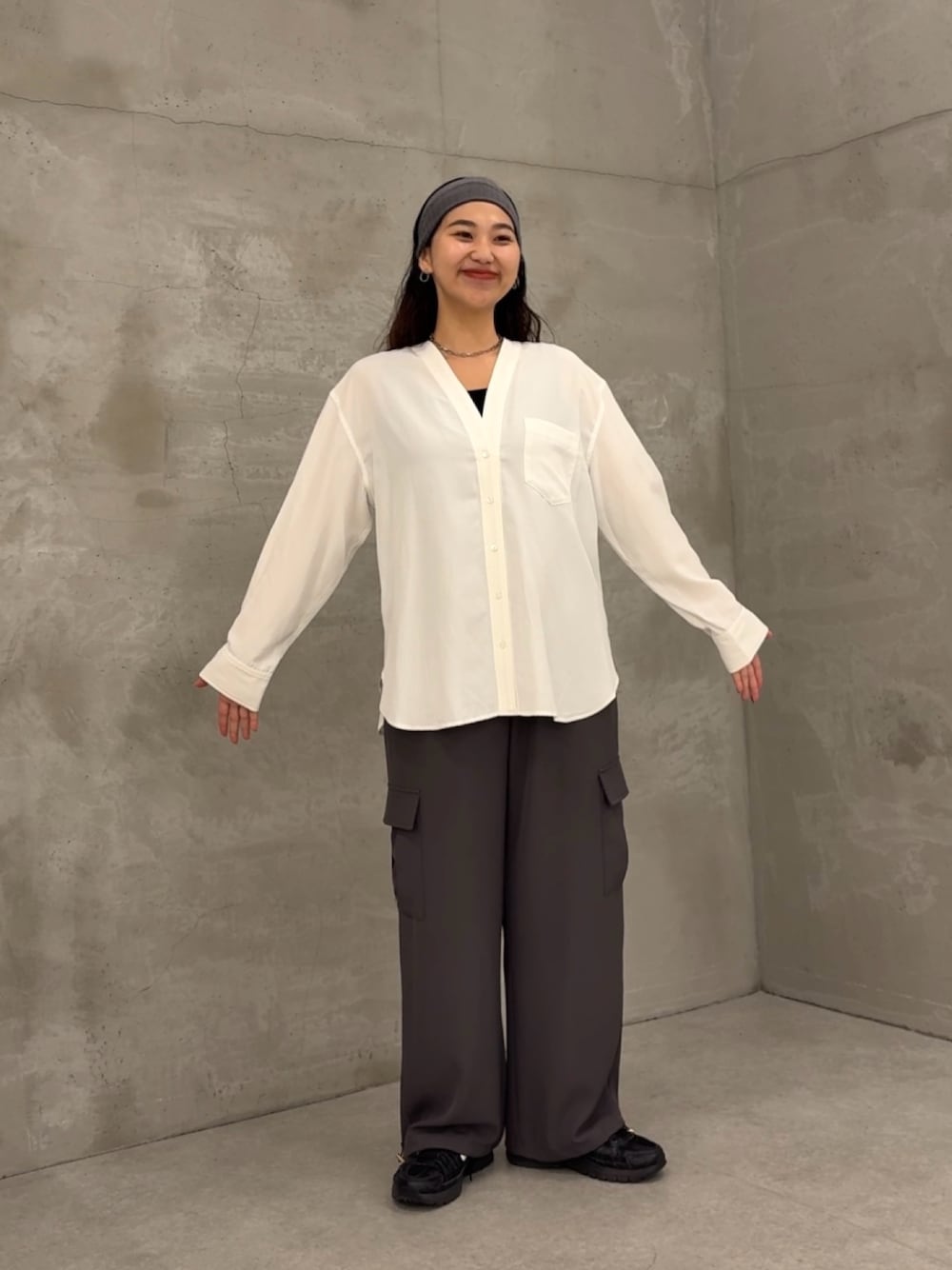 「Jena espace merveilleuxの【しわになりにくい／デコルテすっきり】とろみダブルVシャツ（シャツ/ブラウス、ホワイト系）」を使った、amuamuse7さん（レディース・160cm）の春コーディネートの1枚目の写真