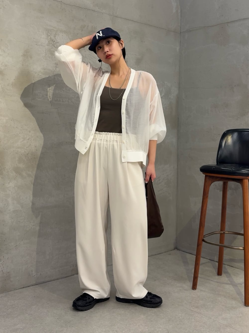 「Jena espace merveilleuxの【昨年大人気の美脚パンツが再登場】トロミカーブパンツ（その他パンツ、ホワイト系）」を使った、amuamuse7さん（レディース・160cm）の春コーディネートの1枚目の写真