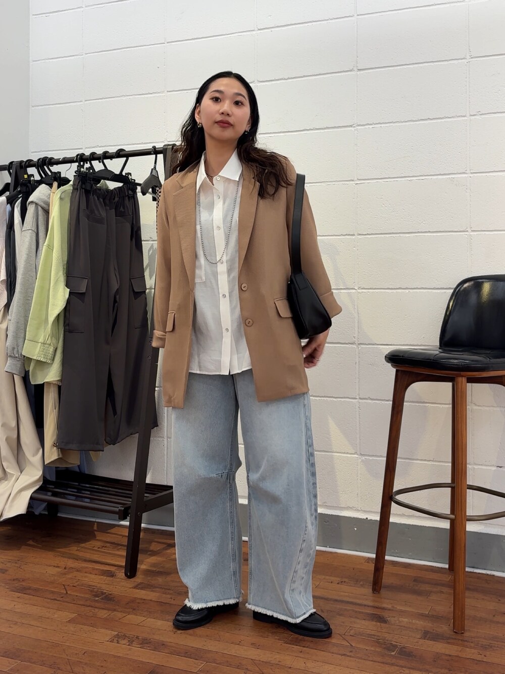 「Jena espace merveilleuxの【ドライタッチシャツ】バックカーブシャーリングシャツ（シャツ/ブラウス、ホワイト系）」を使った、amuamuse7さん（レディース・160cm）の春コーディネートの1枚目の写真