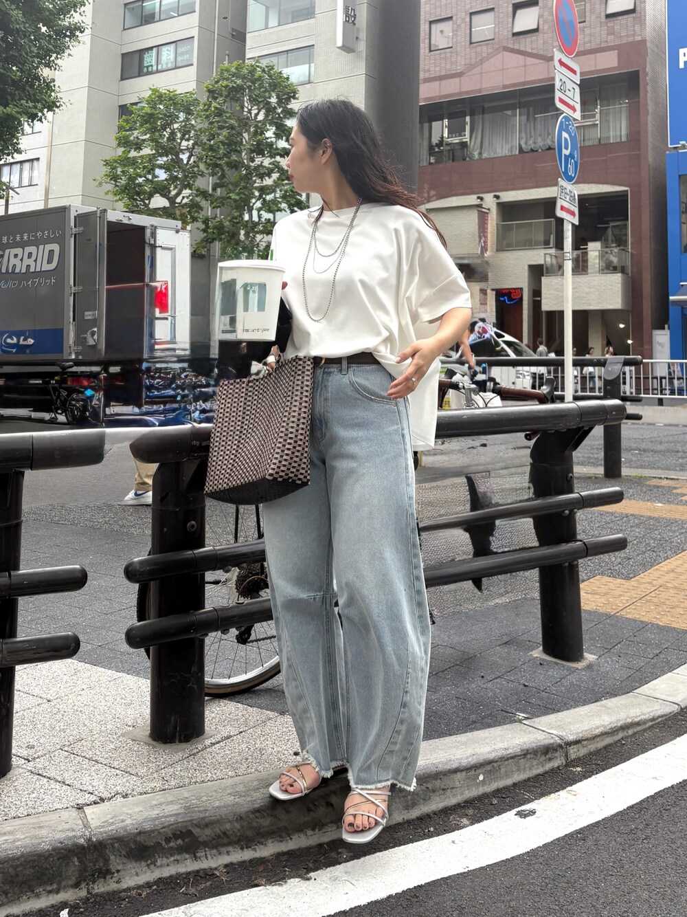 「Jena espace merveilleuxの【リバイバル】カーブデニムパンツ（デニムパンツ、ブルー系）」を使った、amuamuse7さん（レディース・160cm）の春コーディネートの1枚目の写真