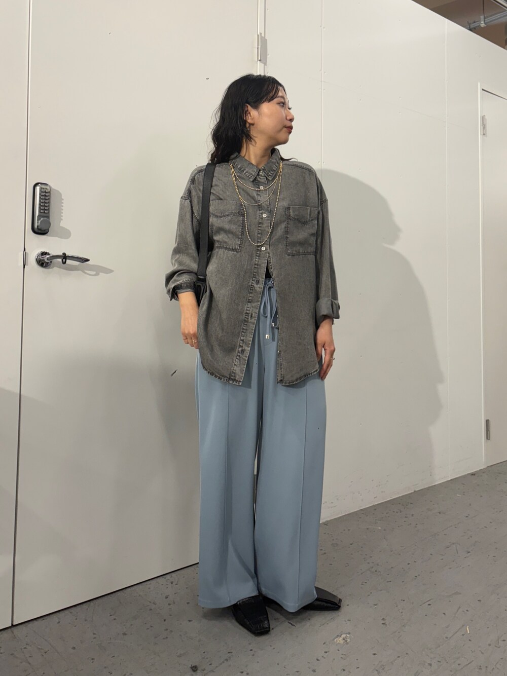 「Jena espace merveilleuxの【大人気リバイバル】【オールシーズン着用可能】テンセルデニムシャツ（シャツ/ブラウス、グレー系）」を使った、amuamuse7さん（レディース・160cm）の春コーディネートの1枚目の写真