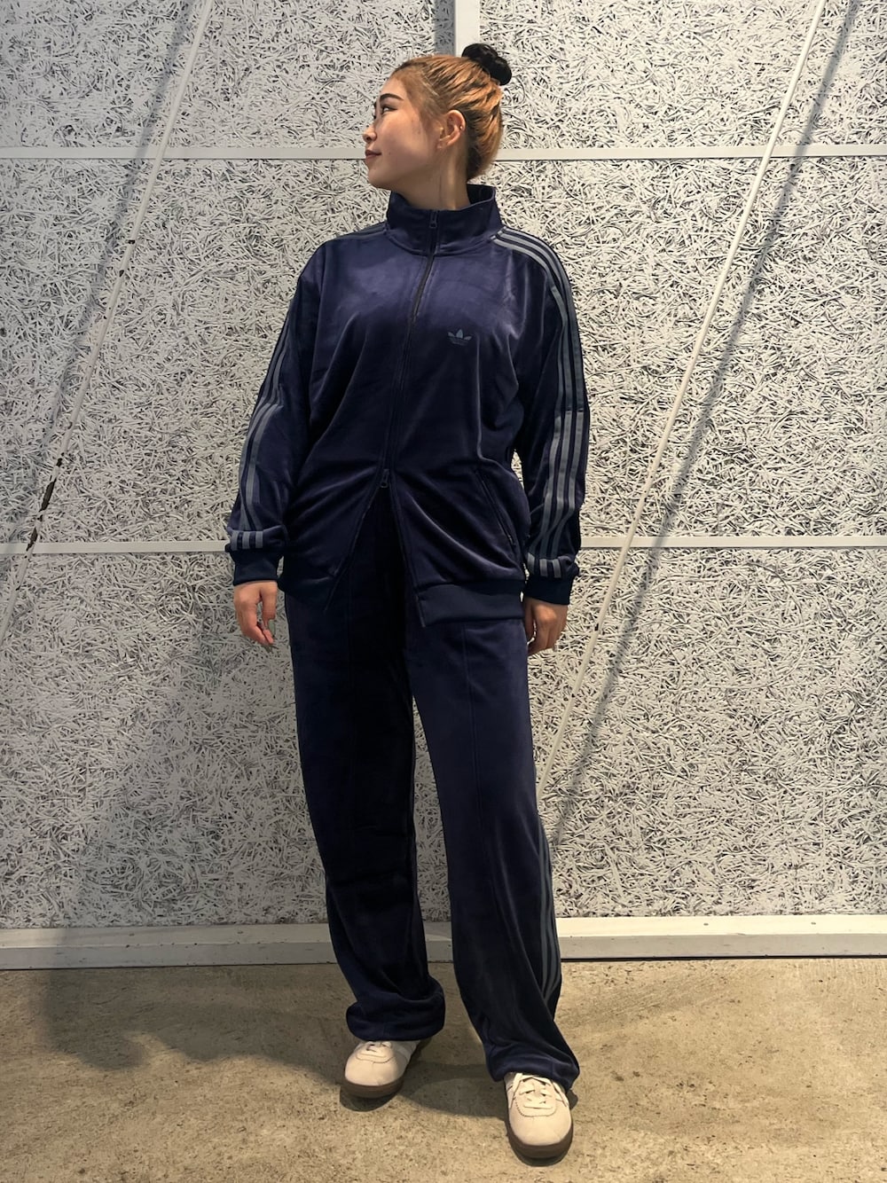 「スニーカー、セットアップ、adidas、ジャージ、アディダス、ベロア、adidas originals、アディダスオリジナルス、ベルン、ベッケンバウアー」｜「adidasのベロア トラックジャケット / ジャージ/ アディダスオリジナルス adidas Originals（ジャージ、ブルー系）」を使った、AMさん（レディース・160cm）の秋コーディネートの1枚目の写真