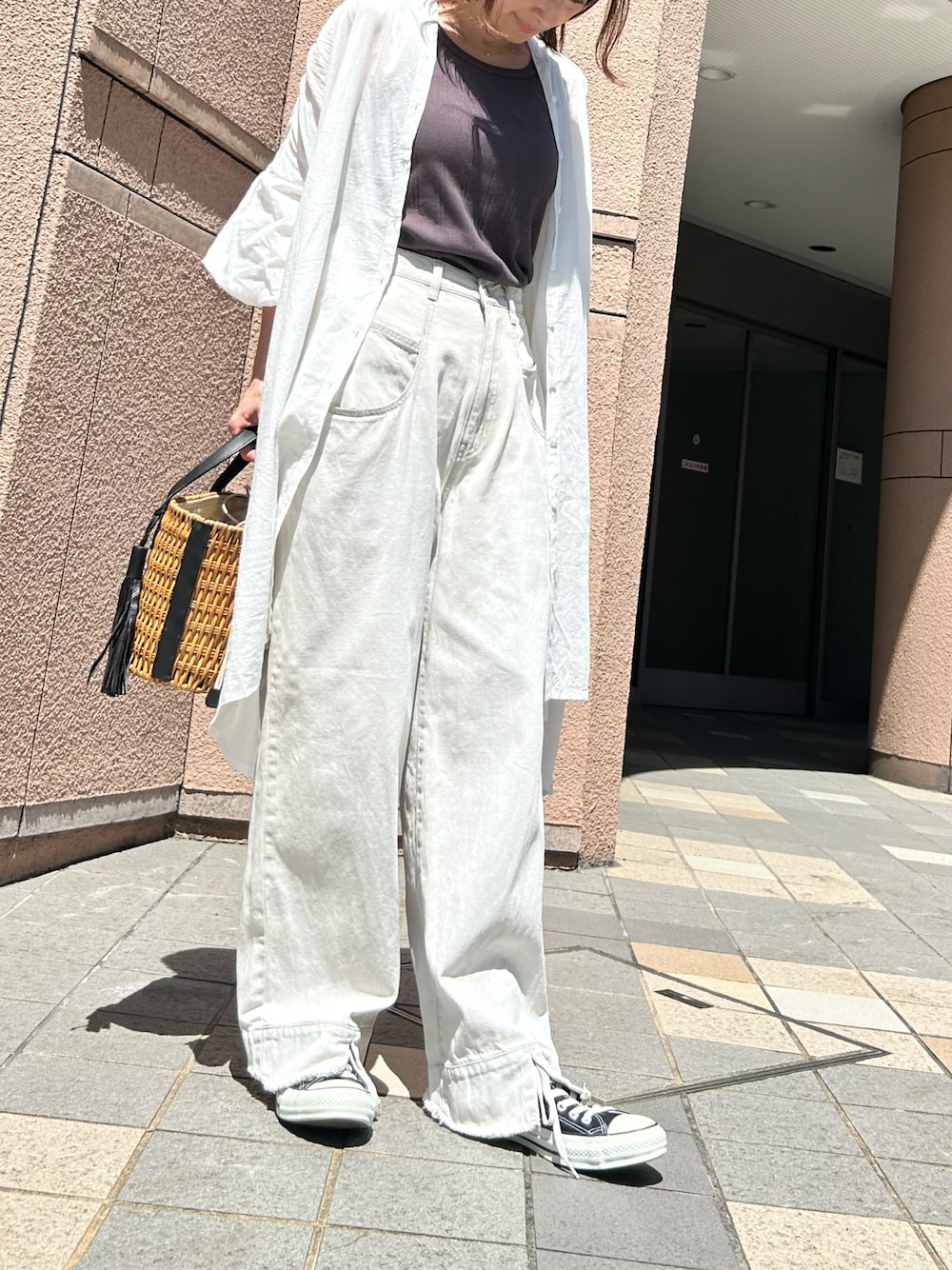 「休日コーデ、オトナカジュアル、パンツスタイル、シャツスタイル、シンプルスタイル、スニーカーコーデ、楽チンコーデ、ワントーンコーデ、大人カジュアル、大人女子、大人可愛い、デニム、コンバース、ZOZOTOWN、タンクトップ」｜「CYAN TOKYOのアイテム（デニムパンツ、グレー系）」を使った、yuuuukkaaaさん（レディース・160cm）の春コーディネートの1枚目の写真