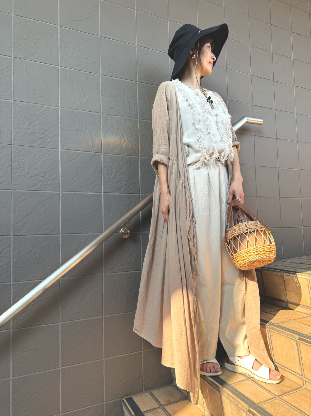 「レイヤードスタイル、夏コーデ、オトナカジュアル、ラクチンコーデ、ワントーンコーデ、ワンピース、シンプルコーデ、大人女子、大人かわいい、ビルケンシュトック、ハット、フリンジ、かごバッグ、タンクトップ、ZOZOTOWN」｜「folkaの1-コットン リネン ワイドパンツ サーカスパンツ（その他パンツ、ベージュ系）」を使った、yuuuukkaaaさん（レディース・160cm）の夏コーディネートの1枚目の写真