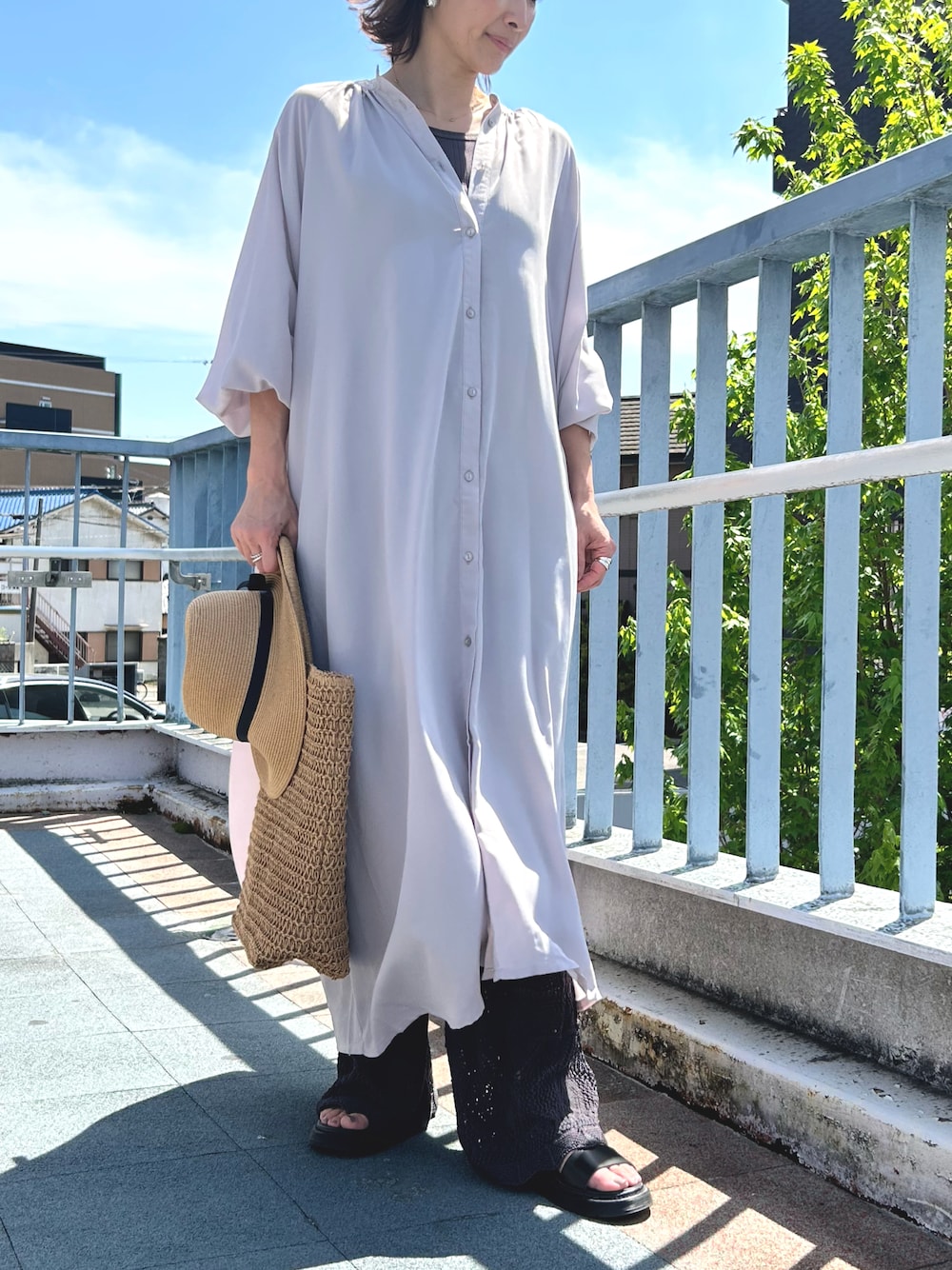 「休日コーデ、オトナカジュアル、ワンピーススタイル、大人可愛い、初夏コーデ、シンプルスタイル、オトナカワイイ、リラックススタイル、楽チンコーデ、キレイめ、リゾートスタイル、大人カジュアル、大人女子、ペーパーハット、かごバッグ」｜「folkaの1-襟ギャザー ２WAY ロング シャツ ワンピース２WAY 【folka 】（ワンピース、グレー系）」を使った、yuuuukkaaaさん（レディース・160cm）の春コーディネートの1枚目の写真