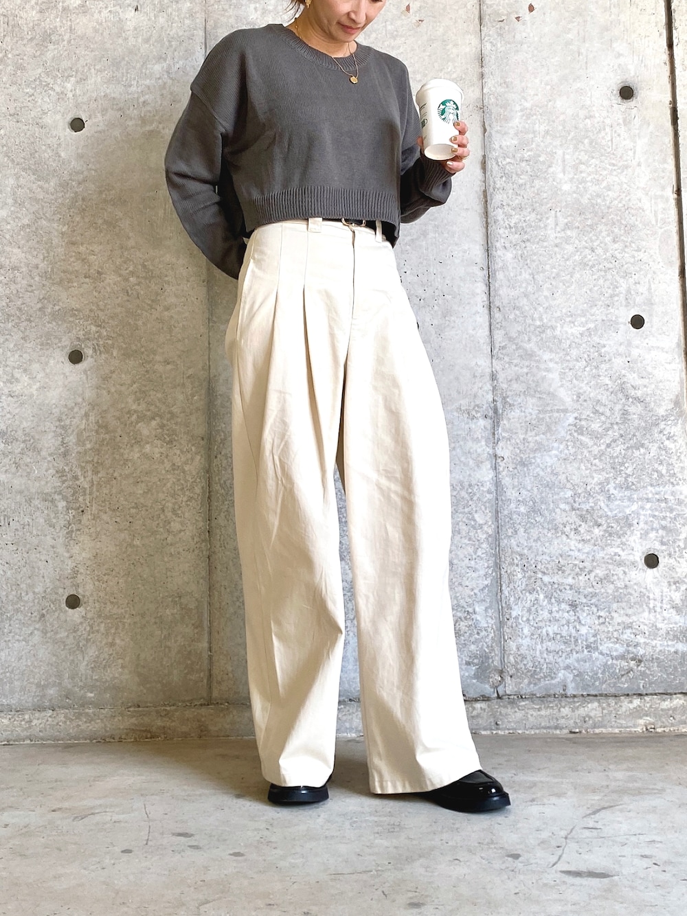 「秋のコーデ、休日スタイル、大人女子、シンプルコーデ、きれいめカジュアル、オトナカワイイ、シンプル、秋服まるっと大公開、厚底シューズ、ローファー、チノパン、ショート丈トップス、ニット、グレー、お出かけコーデ」｜「CANAL JEANのarc(アーク) タックワイドパンツ（その他パンツ、ホワイト系）」を使った、yuuuukkaaaさん（レディース・160cm）の秋コーディネートの1枚目の写真