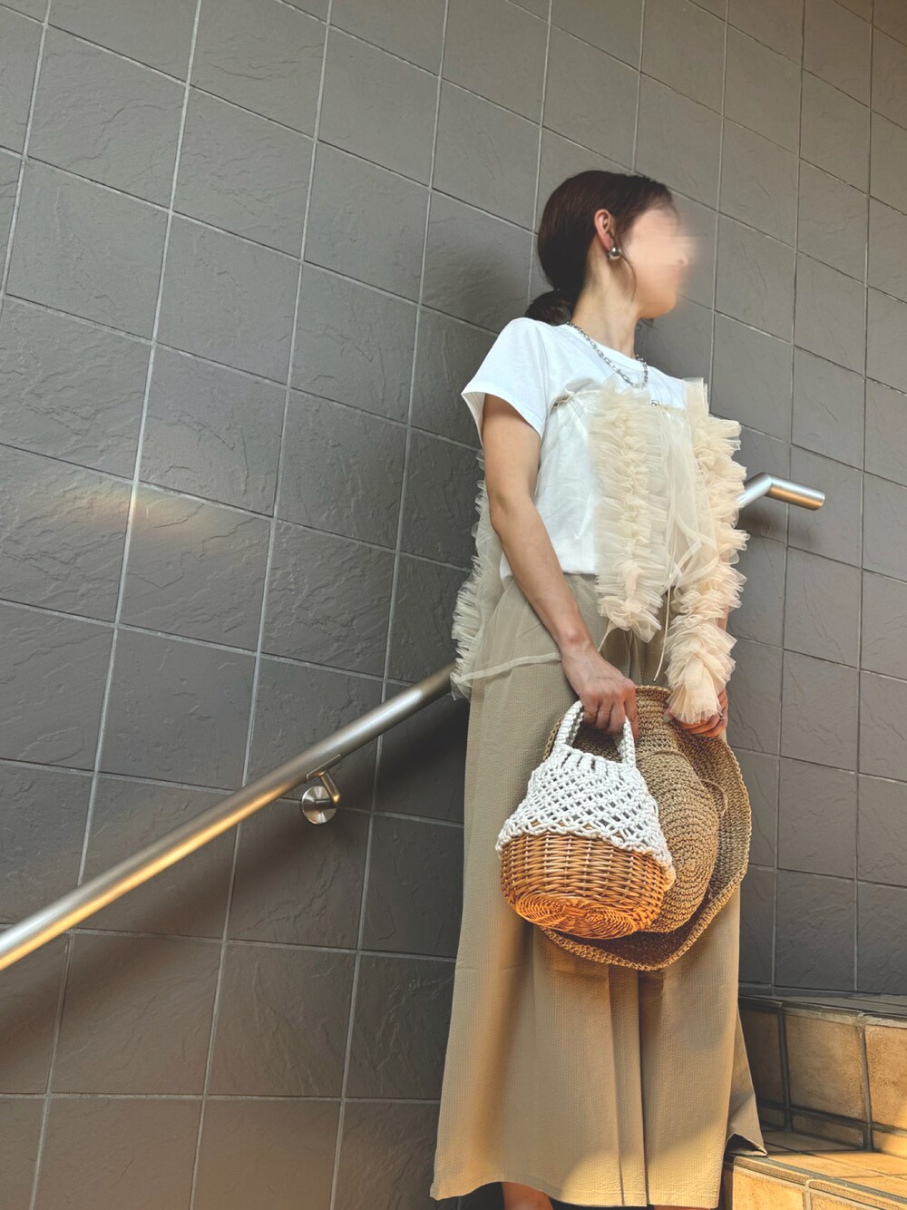 「レイヤードスタイル、夏コーデ、オトナカジュアル、大人女子、休日スタイル、チュール、ビスチェ、ガウチョパンツ、ワイドパンツ、ワントーンコーデ、ラクチンコーデ、大人かわいい、Tシャツコーデ、ハンドバッグ、ハット」｜「chucllaのCHUCLLA オリジナル レイヤード ブランクT chw24s001（Tシャツ/カットソー、ホワイト系）」を使った、yuuuukkaaaさん（レディース・160cm）の夏コーディネートの1枚目の写真