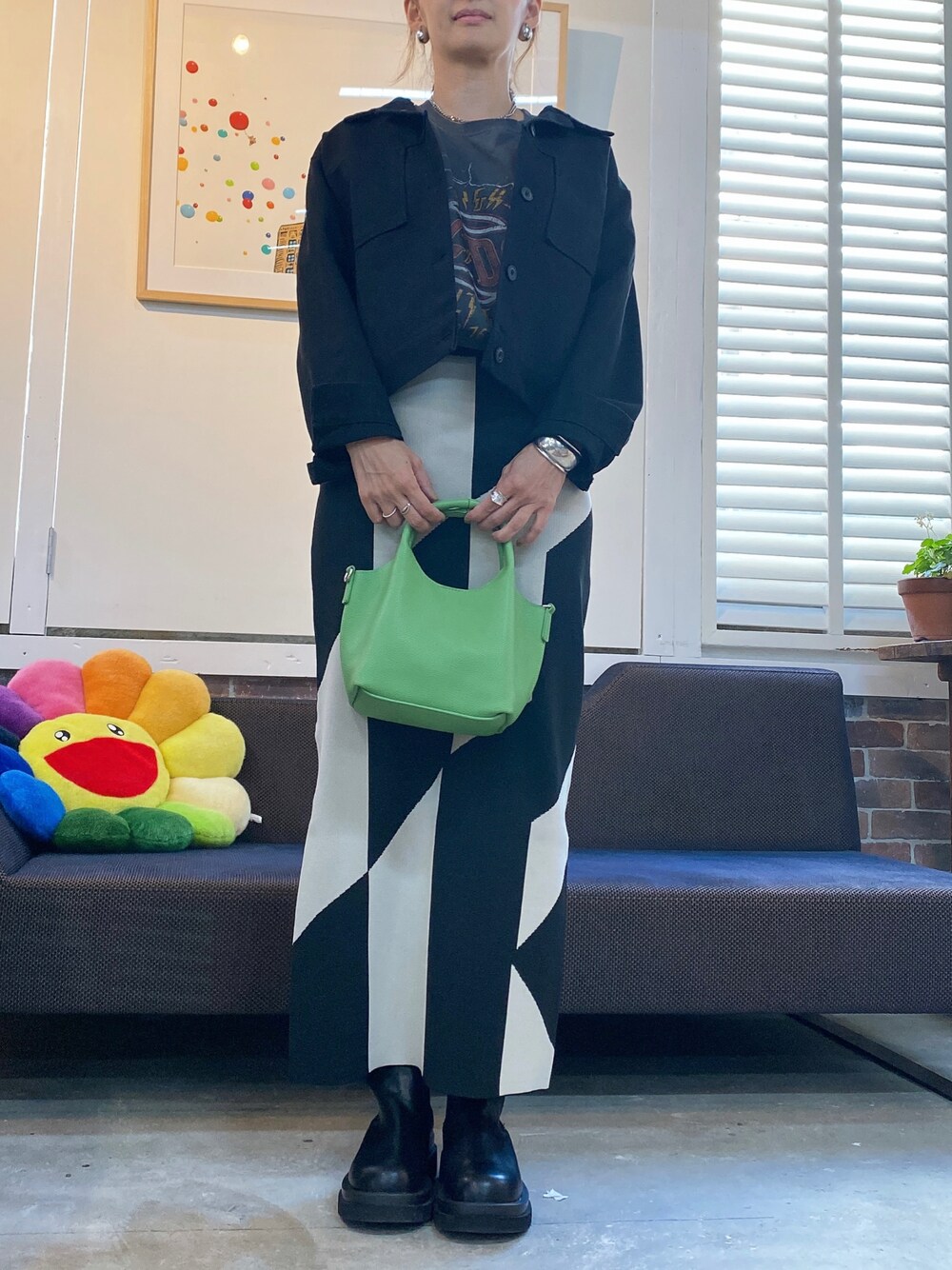 「大人カジュアル、カジュアルコーデ、今日のコーデ、オトナ女子、モノトーン、ロングスカート、ロゴT、ジャケット、秋服コーデ、サイドゴアブーツ、チェルシーブーツ、ミニバッグ、グリーン」｜「CALIFORNIA OUTFITTERSの8B3 ボタンジャケット 【Maison select -メゾンセレクト-】（デニムジャケット、ブラック系）」を使った、yuuuukkaaaさん（レディース・160cm）の秋コーディネートの1枚目の写真