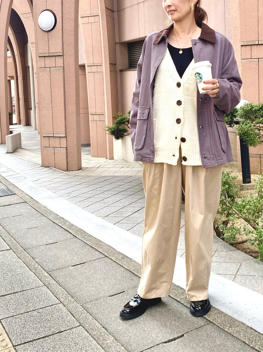 「秋服まるっと大公開、秋のコーデ、休日スタイル、大人女子、きれいめカジュアル、オトナカワイイ、シンプルコーデ、オーバーサイズ、カーディガン、チノパン、ローファー、厚底シューズ、ジャケット、カバーオール、グレー」｜「CALIFORNIA OUTFITTERSの2-8D19長袖Vネックニットカーディガン 【Maison select -メゾンセレクト-】「Vネックカーディガン - トレンドのアイテムがここに！」Vネック/ ニット/ カーディガン/ セーター（カーディガン/ボレロ、ホワイト系）」を使った、yuuuukkaaaさん（レディース・160cm）の秋コーディネートの1枚目の写真