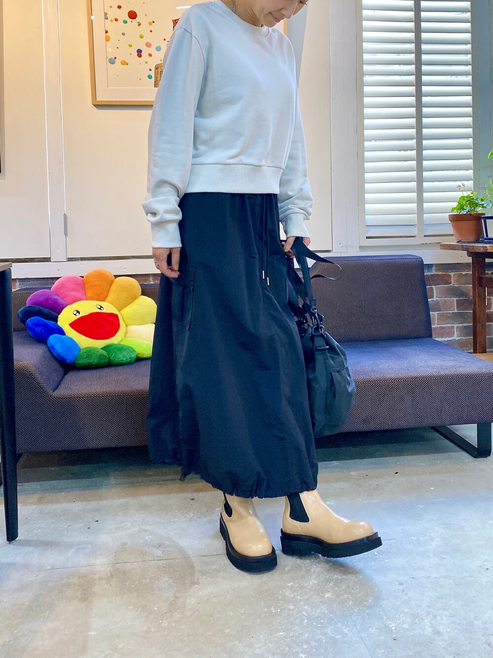 「大人カジュアル、休日コーデ、今日のコーデ、秋服、秋のコーデ、大人女子、スウェット、ショート丈トップス、大人コーデ、ブーツ、カーゴスカート、ショルダーバッグ、秋冬コーデ、バルーンスカート、ロングスカート」｜「CALIFORNIA OUTFITTERSの7A4ナイロンカーゴスカート/ナイロン カーゴ ロングスカート バルーンスカート【Maison select -メゾンセレクト-】（スカート、ブラック系）」を使った、yuuuukkaaaさん（レディース・160cm）の秋コーディネートの1枚目の写真