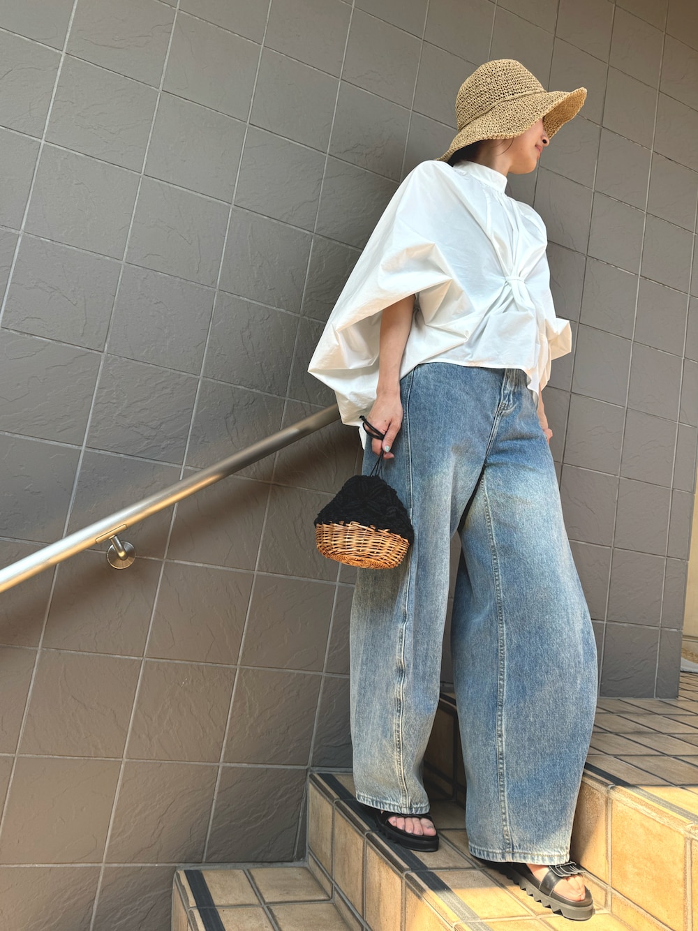 「夏コーデ、オトナカジュアル、シンプルコーデ、デニム、カーブパンツ、シャツスタイル、ワイドパンツ、大人かわいい、休日スタイル、ZOZOTOWN、かごバッグ、サンダル、カジュアルコーデ、ハット」｜「CALIFORNIA OUTFITTERSの1-3C11 手編み つば広 ペーパーハット ワイドブリム UV対策（ハット、ベージュ系）」を使った、yuuuukkaaaさん（レディース・160cm）の夏コーディネートの1枚目の写真