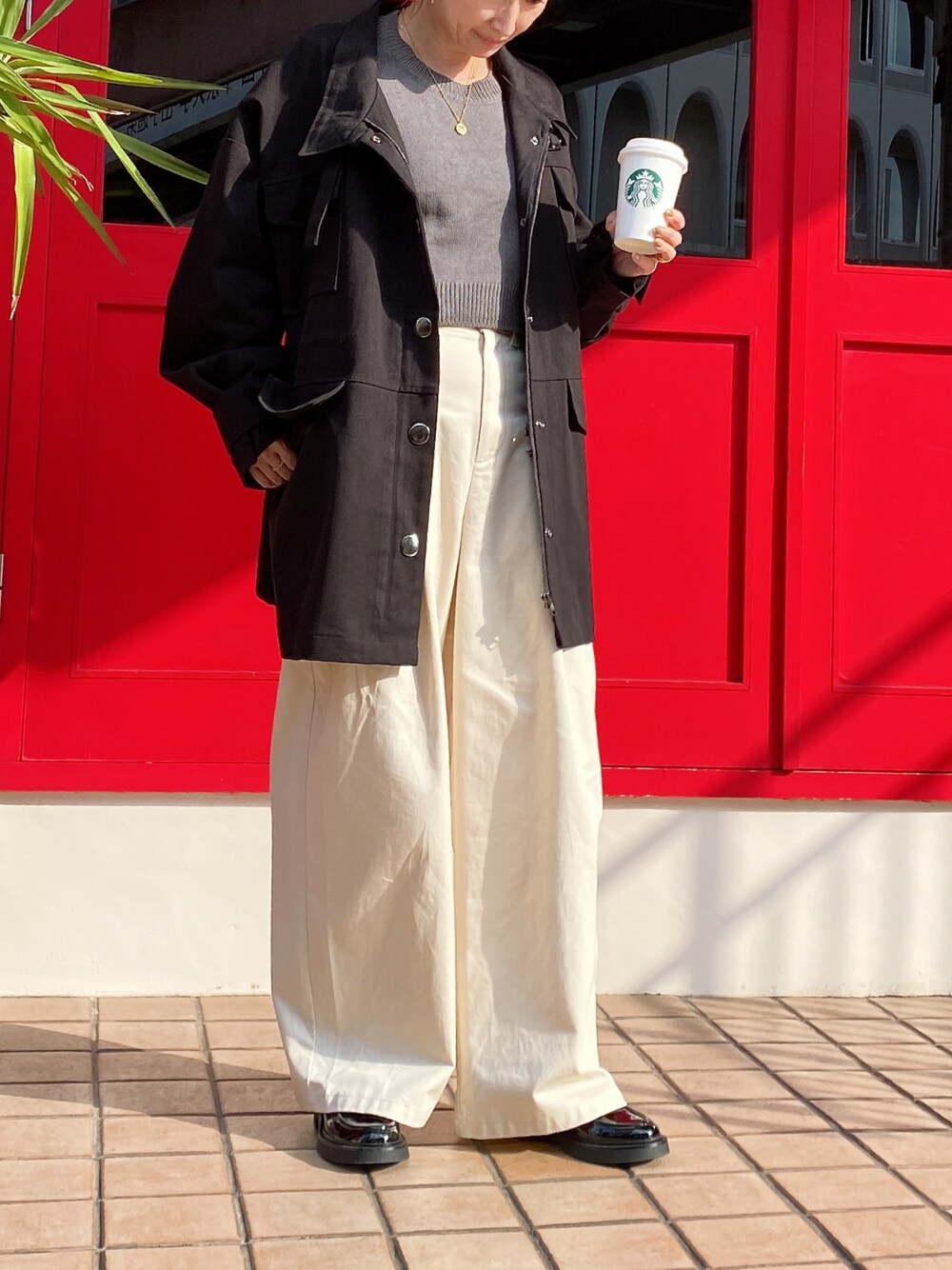 「秋のコーデ、休日スタイル、大人女子、シンプルコーデ、きれいめカジュアル、オトナカワイイ、シンプル、オーバーサイズ、モノトーンコーデ、大人カジュアル、ニット、ミリタリー、ジャケット、ローファー、お出かけコーデ」｜「CALIFORNIA OUTFITTERSの2-8B10 ワイド ミリタリージャケット/オーバーサイズ/ビッグシルエット【Maison select -メゾンセレクト-】（ミリタリージャケット、ブラック系）」を使った、yuuuukkaaaさん（レディース・160cm）の秋コーディネートの1枚目の写真