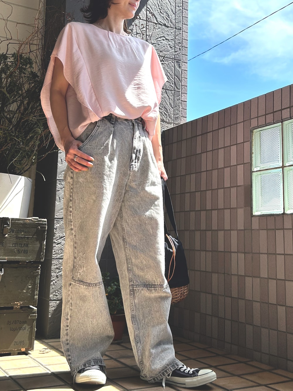 「休日コーデ、オトナカジュアル、パンツスタイル、大人可愛い、シンプルスタイル、スニーカーコーデ、初夏コーデ、デニム、ブラウス、大人女子、ピンク、オトナカワイイ、春カラー、カジュアルスタイル、キレイめ」｜「CALIFORNIA OUTFITTERSの1-6A5 バック リボン ブラウス【Maison select -メゾンセレクト-】（シャツ/ブラウス、ピンク系）」を使った、yuuuukkaaaさん（レディース・160cm）の春コーディネートの1枚目の写真