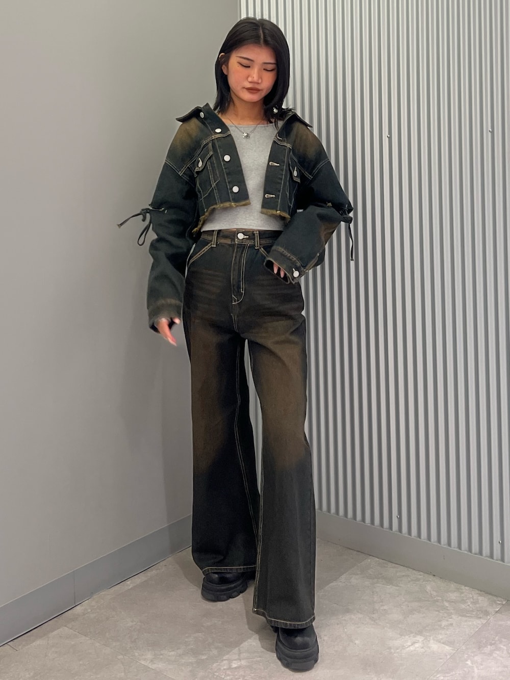 ブルー系のデニムジャケット、ブルー系のデニムパンツ、グレー系のTシャツ/カットソーを着用したレディースの冬コーディネートの1枚目の写真