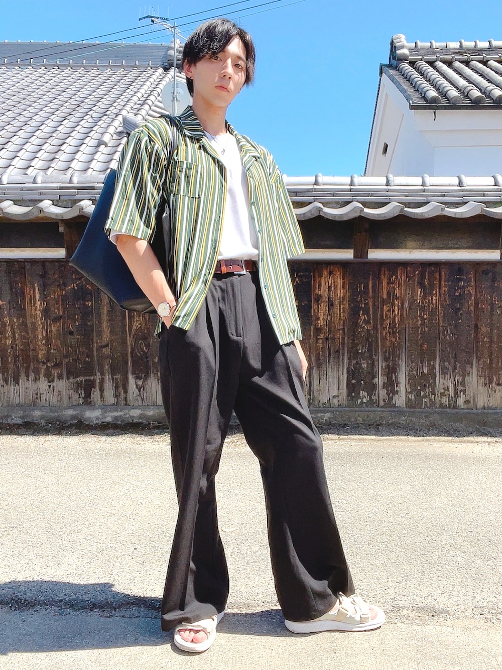 「アツいコーデ全部見せ、メンズファッション、カジュアル、夏コーデ、夏服、オープンカラーシャツ、ニューバランス、cussil、ストライプシャツ、柄シャツ、フレアパンツ、タックイン、サンダル、きれいめカジュアル」｜「NEW BALANCEのSD750（サンダル、ベージュ系）」を使った、べるさん（メンズ・180cm）の夏コーディネートの1枚目の写真