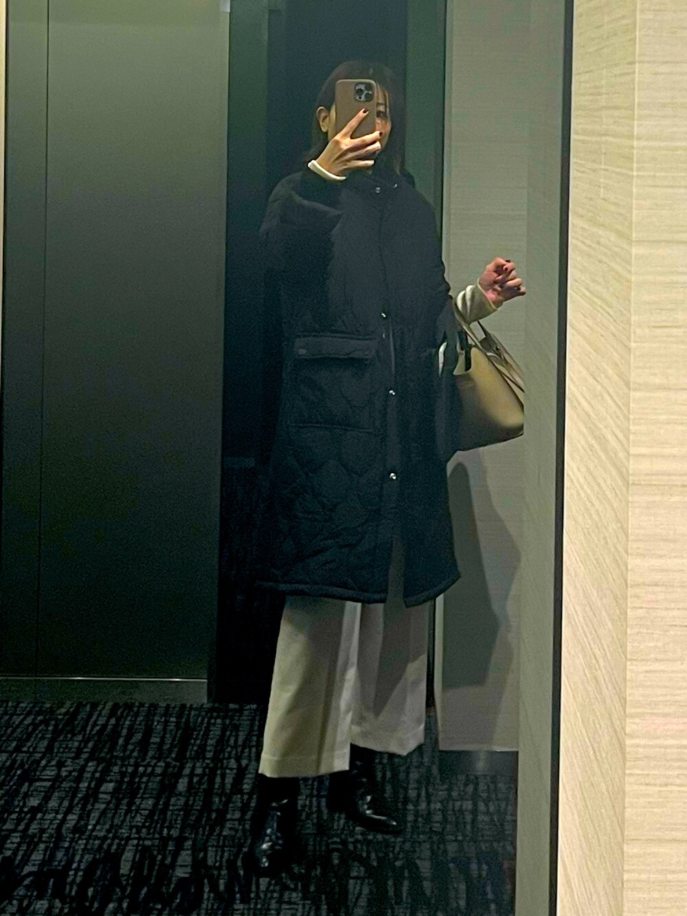 「KOBE LETTUCE、オトナカジュアル、オトナ女子、冬ファッション、ラクチンコーデ、ファッションを楽しもう、今日のコーデ、キルティング、白パンツ」｜「Doula Doulaのキルティングロングコート（ノーカラーコート、ブラック系）」を使った、jilconiaさん（レディース・167cm）の冬コーディネートの1枚目の写真