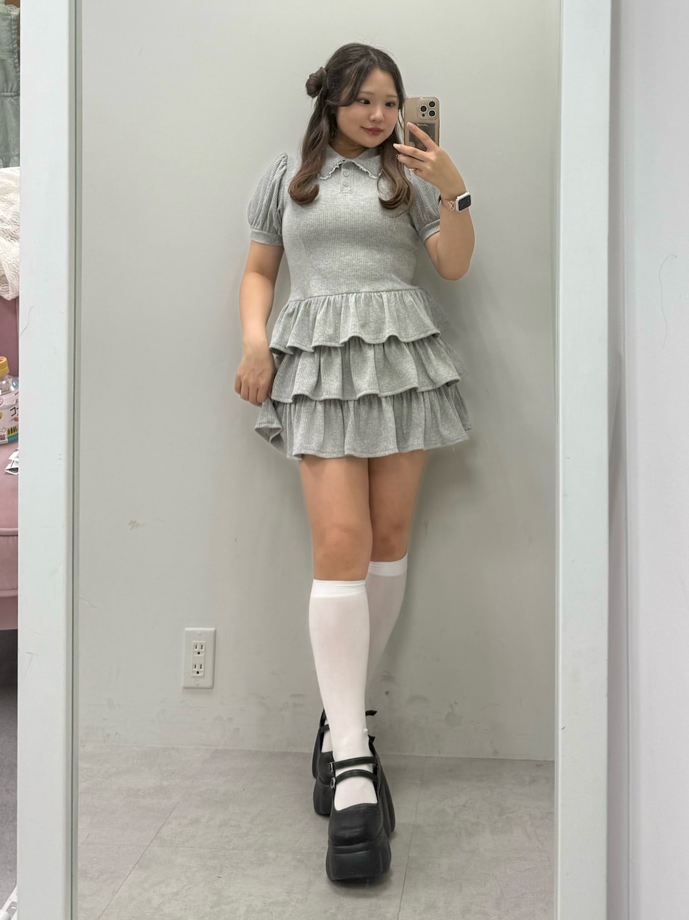 「おでかけコーデ、ラクチンコーデ、低身長女子、韓国ファッション、推し活コーデ、ミニワンピ、ワンピース、骨格ストレート、151cm、韓国系、韓国コーデ」｜「OLIVE des OLIVEのティアードミニカットワンピ（ワンピース、グレー系）」を使った、makiさん（骨格ストレート・レディース・151cm）の春コーディネートの1枚目の写真