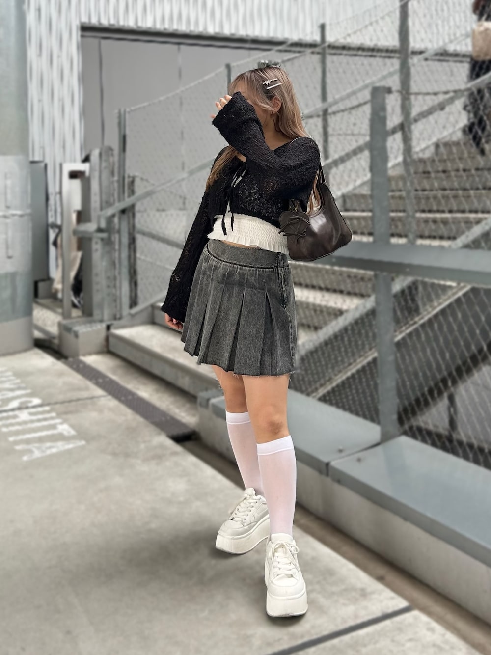 「レイヤードスタイル、お出かけコーデ、プリーツスカート、OLIVE des OLIVE、カジュアルガーリー、韓国ファッション、韓国コーデ、モノクロコーデ、シズニルック」｜「OLIVE des OLIVEのリボンVネックカーディガン　1041050290（カーディガン/ボレロ、ブラック系）」を使った、makiさん（レディース・151cm）の春コーディネートの1枚目の写真