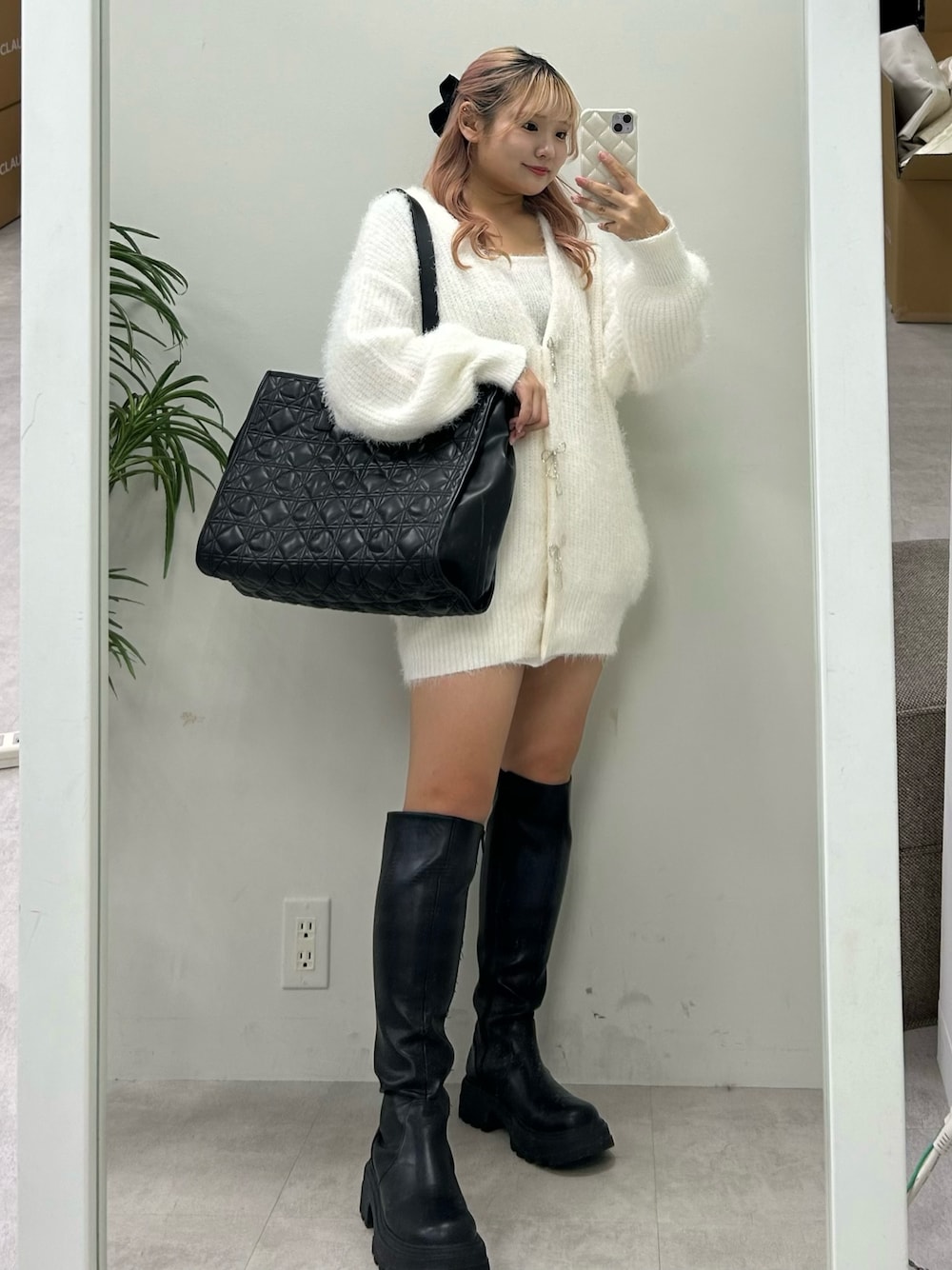 「お出かけコーデ、秋服準備はじめました、アツいコーデ全部見せ、ゆるニット、カーディガンコーデ、韓国ファッション、韓国コーデ、モノトーンコーデ、ガーリーコーデ、モテニット、OLIVE des OLIVE、骨格ストレート、低身長」｜「OLIVE des OLIVEの【S・M・Lサイズ展開】バックレースアップロングブーツ　1042130040（ブーツ、ブラック系）」を使った、makiさん（レディース・151cm）の夏コーディネートの1枚目の写真