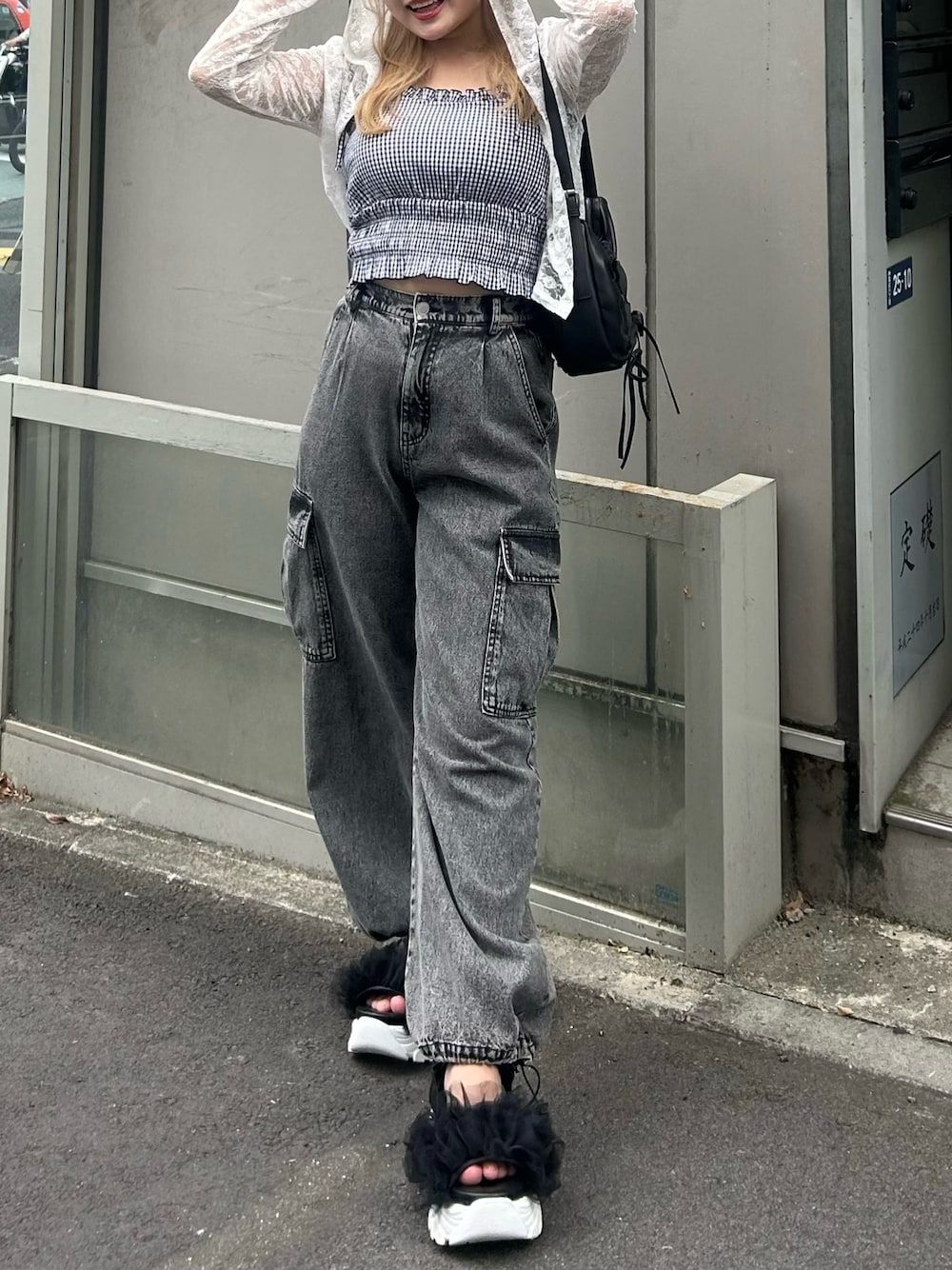 「夏コーデ、カーゴパンツ、プチプラ、チェック、カジュアル、カジュアルミックス、休日スタイル、日焼け対策、OLIVE des OLIVE、低身長、骨格ストレート、厚底シューズ、スポーツサンダル、おしゃれさんと繋がりたい」｜「OLIVE des OLIVEのデニムカーゴパンツ　1042020020（デニムパンツ、ブラック系）」を使った、makiさん（レディース・151cm）の夏コーディネートの1枚目の写真