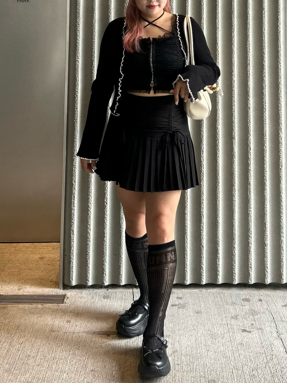 「韓国ファッション、韓国コーデ、韓国好きな人と繋がりたい、ブラックコーデ、休日スタイル、参戦服、厚底シューズ、モノトーン、OLIVE des OLIVE、おしゃれさんと繋がりたい、骨格ストレート、低身長、骨スト」｜「OLIVE des OLIVEのドロストヨークミニプリーツスカート（スカート、ブラック系）」を使った、makiさん（レディース・151cm）の夏コーディネートの1枚目の写真