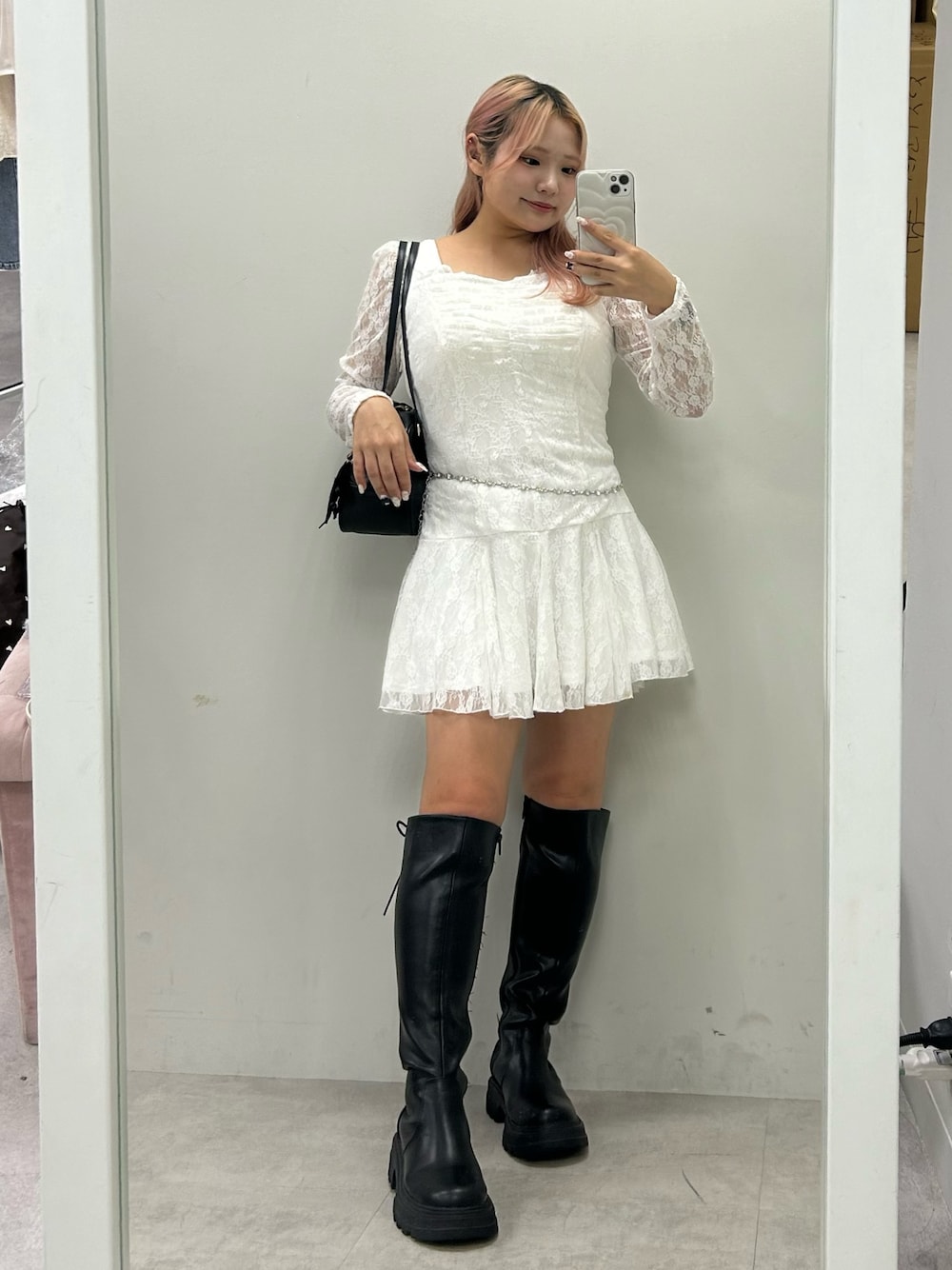 「お出かけコーデ、秋服準備はじめました、アツいコーデ全部見せ、プチプラ、ワンピース、韓国アイドル風、韓国ファッション、韓国コーデ、骨格ストレート、モノトーンコーデ、OLIVE des OLIVE、おしゃれさんと繋がりたい」｜「OLIVE des OLIVEの胸ギャザーレースミニワンピース　1042090100（ワンピース、ホワイト系）」を使った、makiさん（レディース・151cm）の夏コーディネートの1枚目の写真