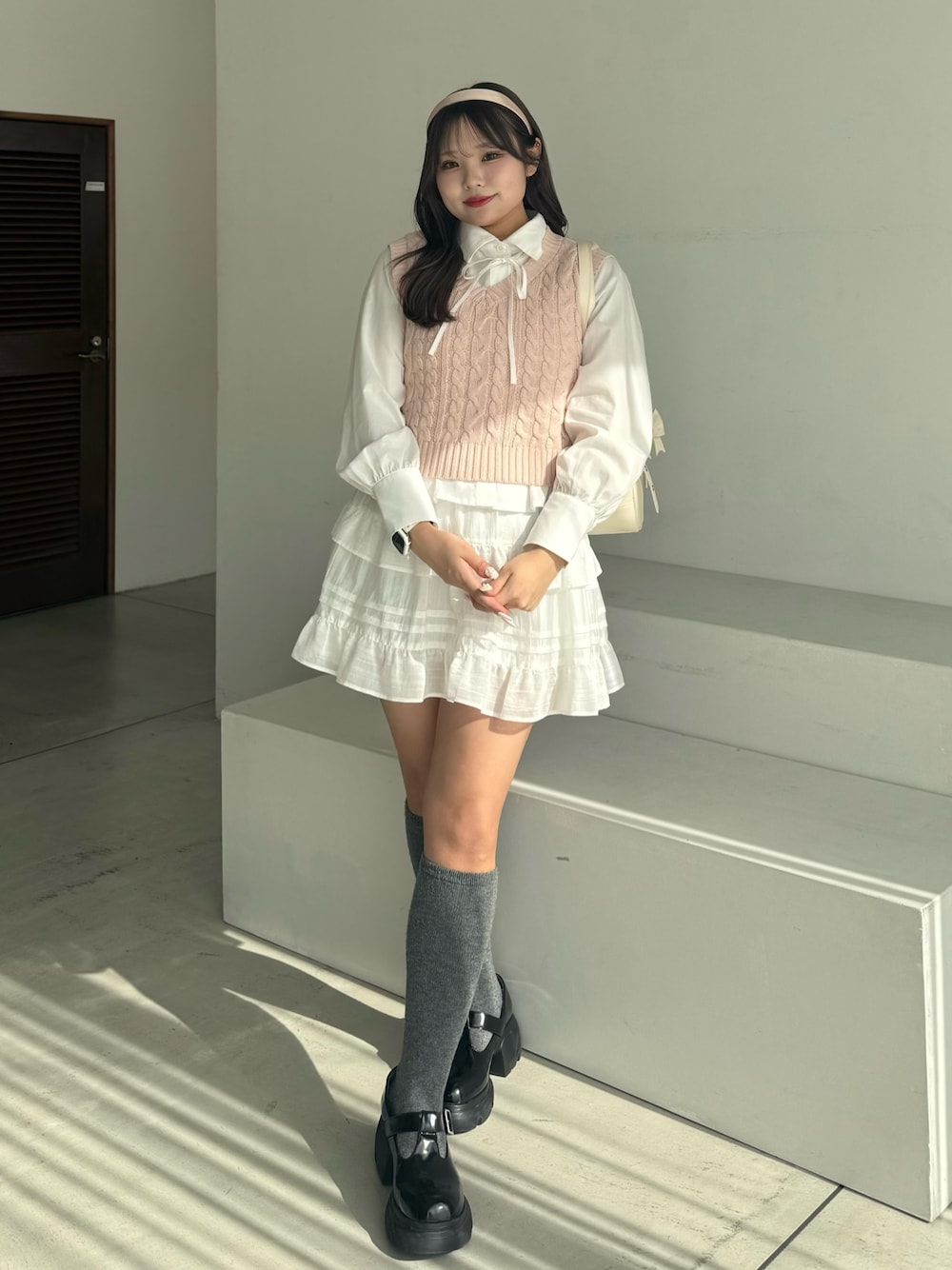 「プレッピー、miu系穿搭、おでかけコーデ、春、春コーデ、春色、骨格ストレート、低身長、低身長コーデ、韓国、韓国ファッション」｜「OLIVE des OLIVEのシャツ＋ベストセット（シャツ/ブラウス、ピンク系）」を使った、makiさん（骨格ストレート・レディース・151cm）の冬コーディネートの1枚目の写真