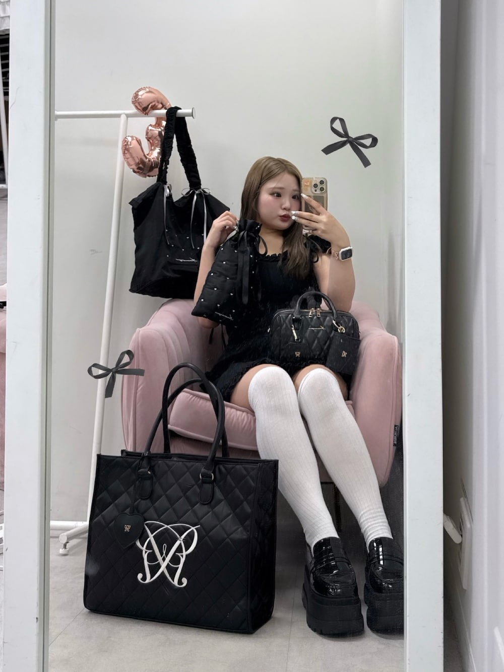 「モノトーン、トートバッグ、デートコーデ、韓国ファッション、夏コーデ、プチプラ、夏服コーデ、キャリーオン、キャリーオンバック、キャリーオンバッグ、キャリーオントート、推し活、推し活コーデ、推し活バッグ、推し活グッズ」｜「OLIVE des OLIVEのAimerianejoieキルティングキャリーオントート（トートバッグ、ブラック系）」を使った、makiさん（骨格ストレート・レディース・151cm）の夏コーディネートの1枚目の写真