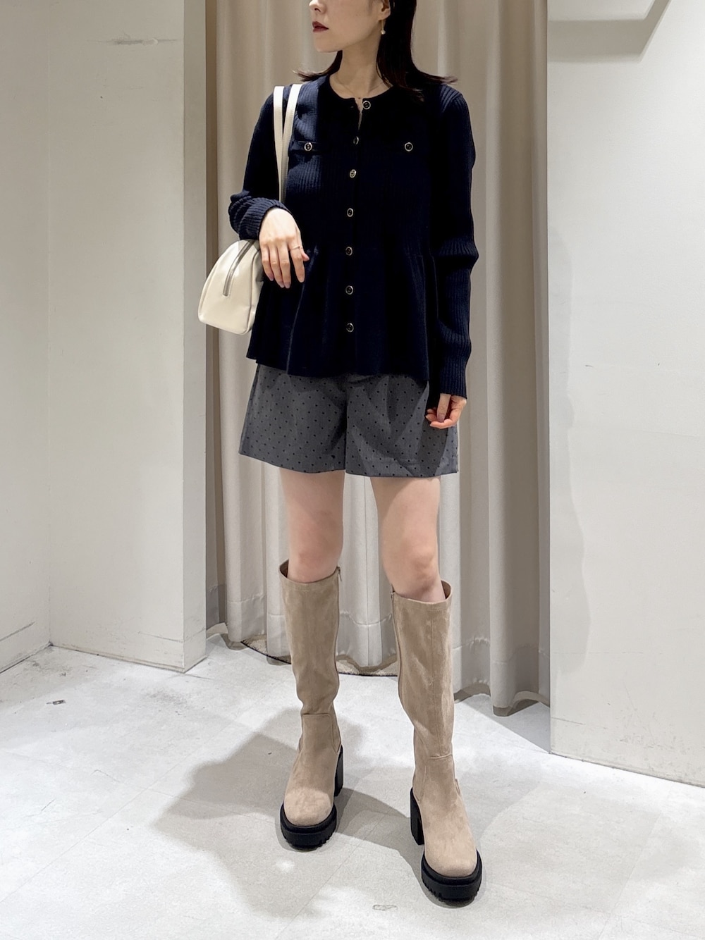ブルー系のニット/セーター、グレー系のその他パンツ、グレー系のブーツを着用したレディースの秋コーディネートの1枚目の写真