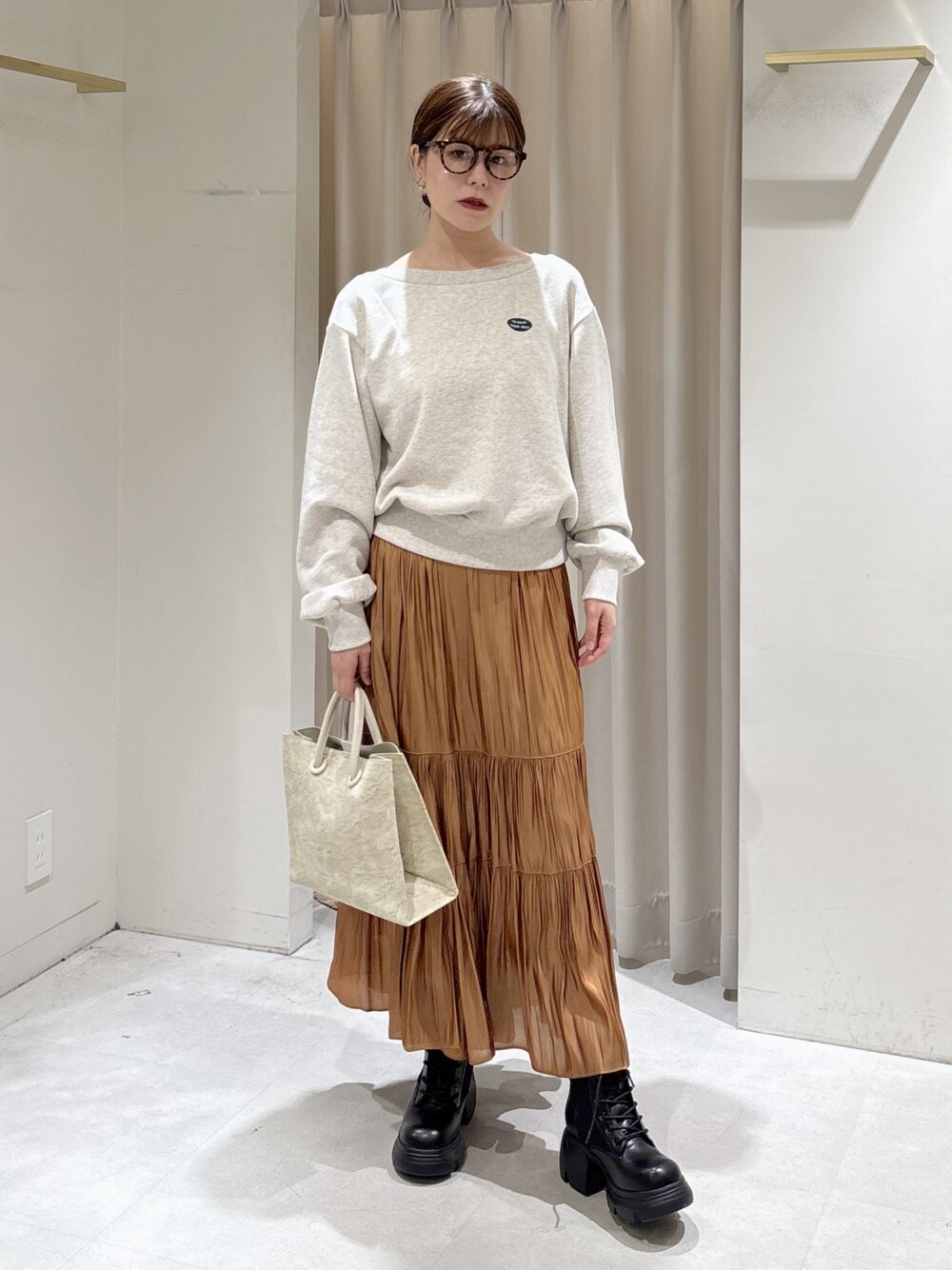 ホワイト系のTシャツ/カットソー、ベージュ系のスカート、ホワイト系のトートバッグを着用したレディースの秋コーディネートの1枚目の写真