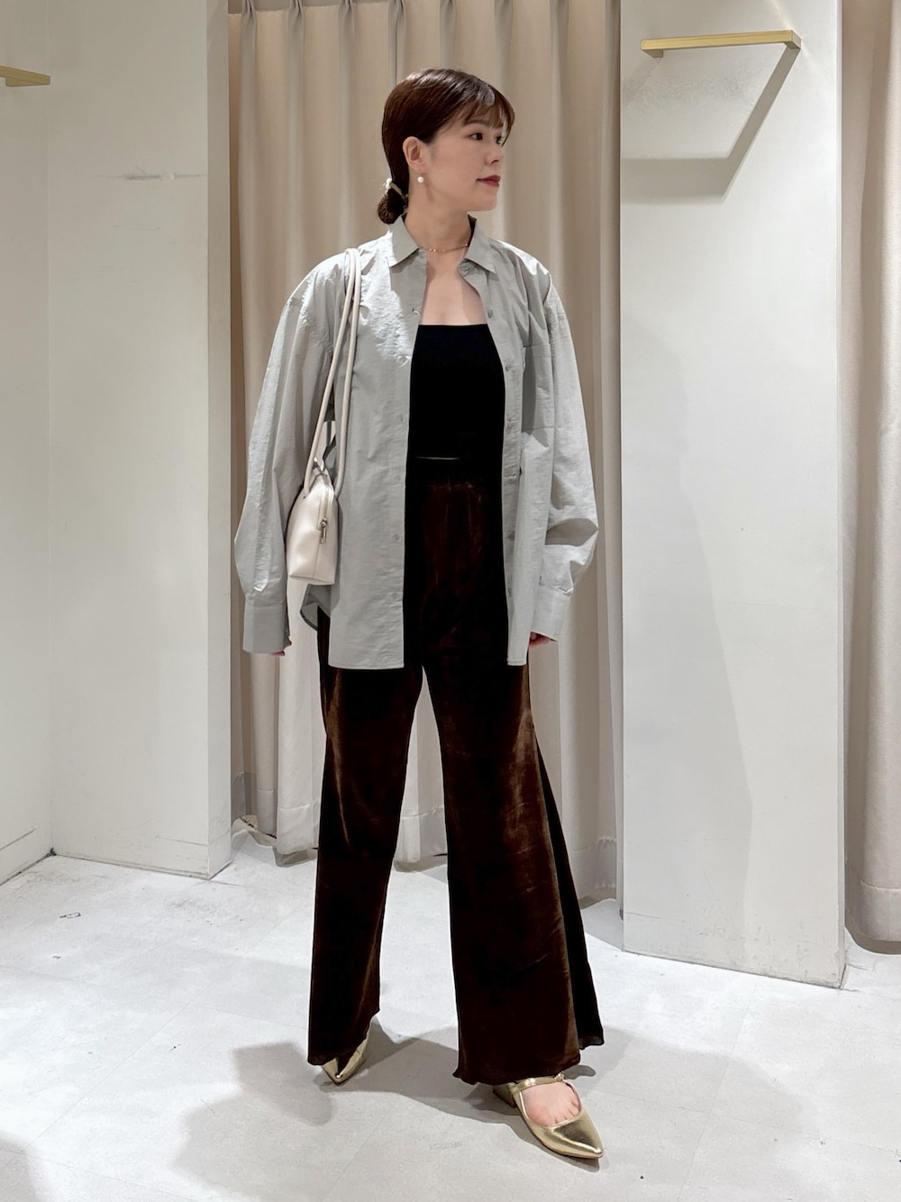 グレー系のシャツ/ブラウス、ブラック系のキャミソール、ブラウン系のその他パンツを着用したレディースの秋コーディネートの1枚目の写真