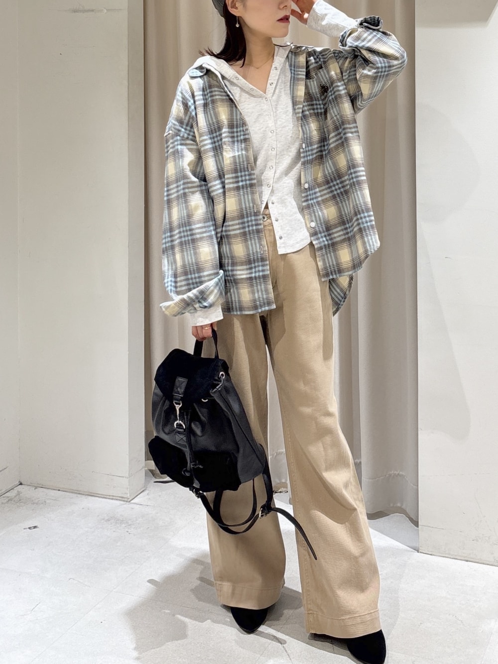 ブルー系のシャツ/ブラウス、ホワイト系のTシャツ/カットソー、ブラック系のバックパック/リュックを着用したレディースの秋コーディネートの1枚目の写真