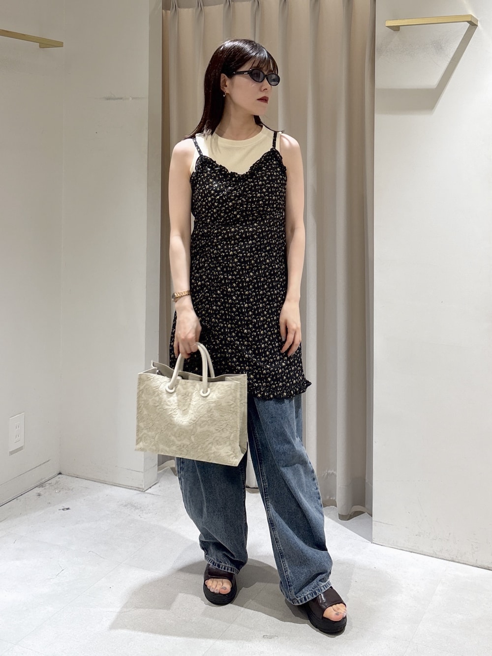 ブラック系のワンピース、ホワイト系のTシャツ/カットソー、ホワイト系のトートバッグを着用したレディースの夏コーディネートの1枚目の写真