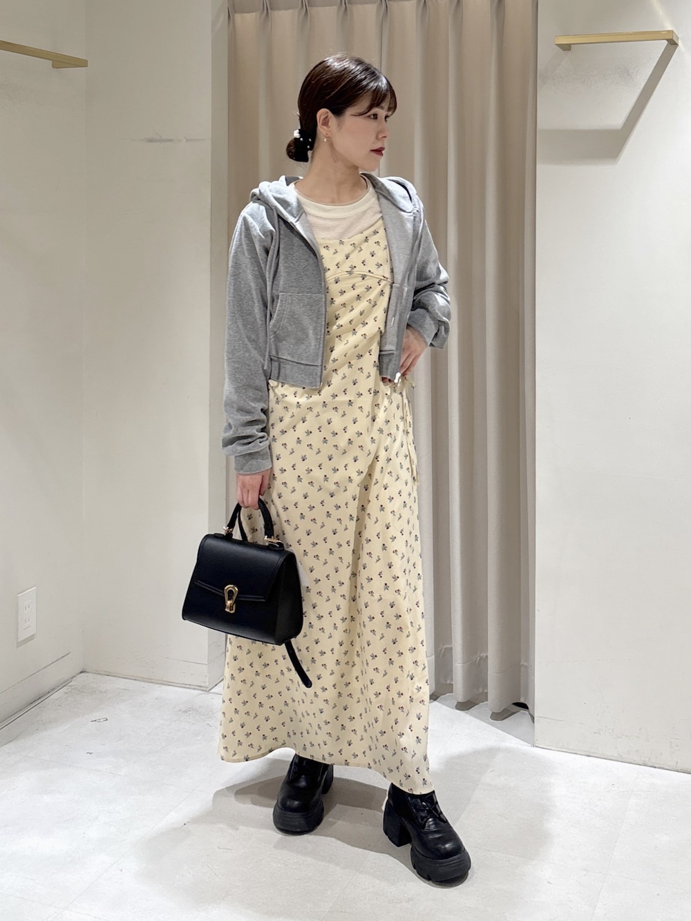 グレー系のTシャツ/カットソー、ホワイト系のワンピース、ホワイト系のTシャツ/カットソーを着用したレディースの冬コーディネートの1枚目の写真