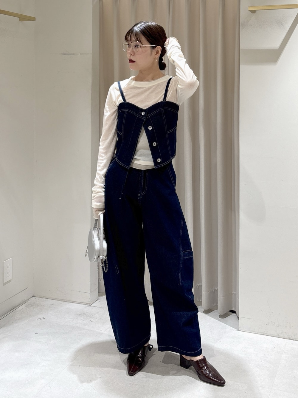 ブルー系のシャツ/ブラウス、ホワイト系のTシャツ/カットソー、ホワイト系のキャミソールを着用したレディースの冬コーディネートの1枚目の写真