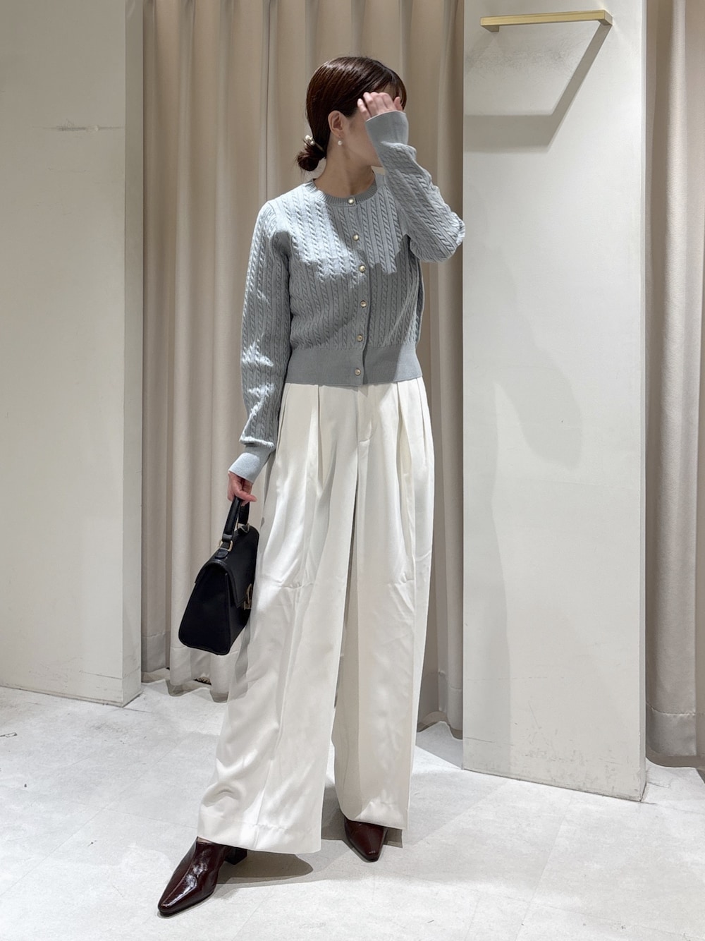 ブルー系のカーディガン/ボレロ、ホワイト系のその他パンツ、ブラック系のトートバッグを着用したレディースの秋コーディネートの1枚目の写真