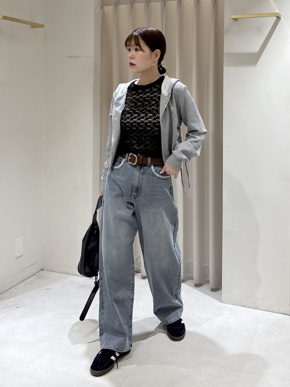 グレー系のパーカー、ブラック系のTシャツ/カットソー、ブルー系のその他パンツを着用したレディースの冬コーディネートの1枚目の写真