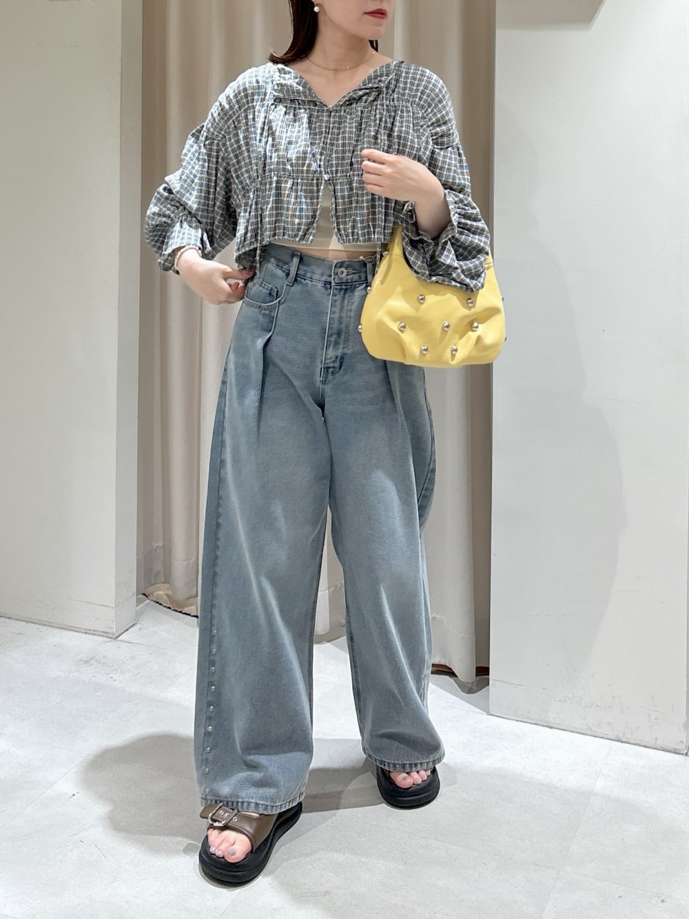 ブラック系のシャツ/ブラウス、ホワイト系のキャミソール、イエロー系のハンドバッグを着用したレディースの夏コーディネートの1枚目の写真