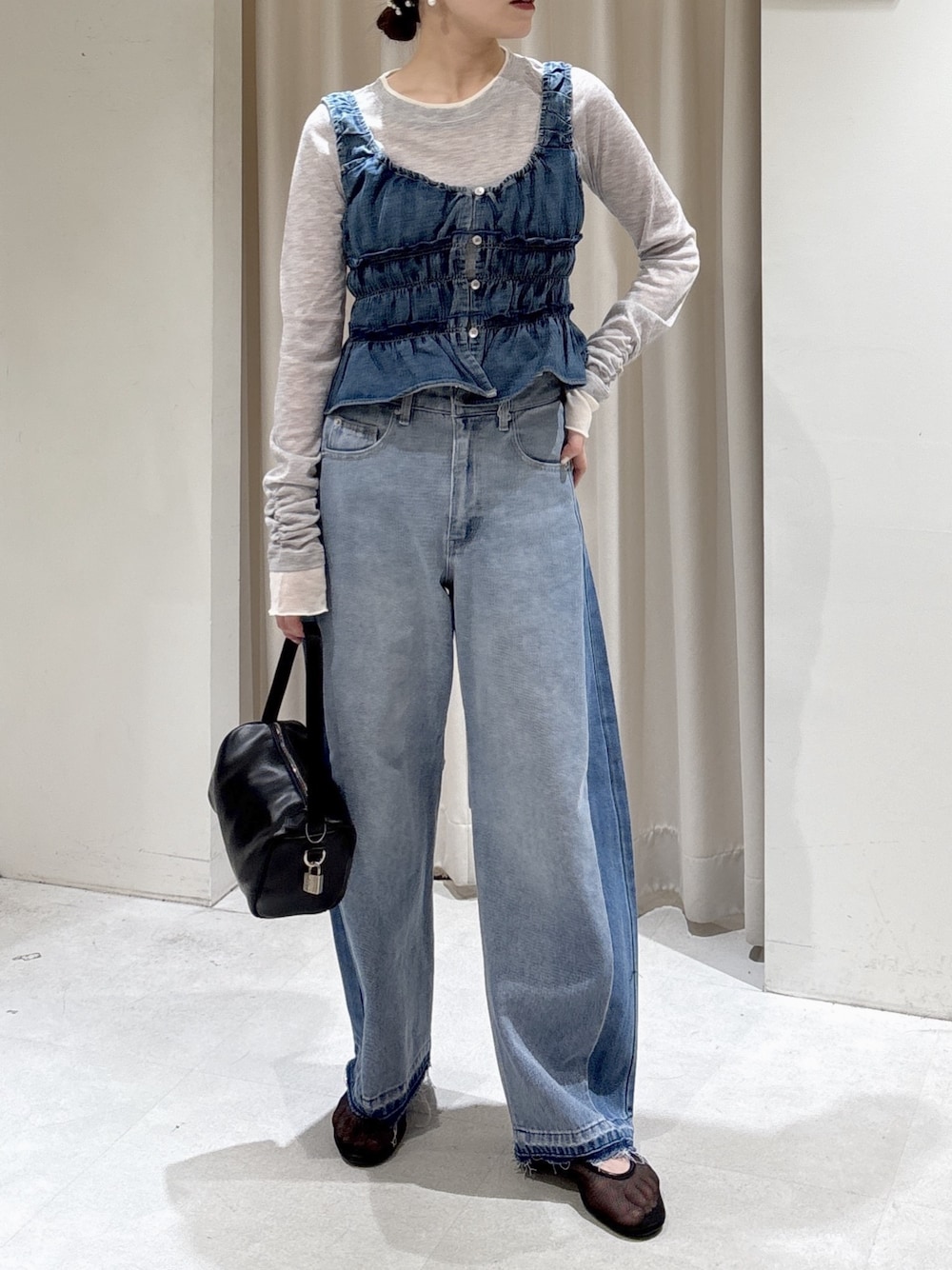 ブルー系のシャツ/ブラウス、ブルー系のその他パンツ、ブラック系のハンドバッグを着用したレディースの春コーディネートの1枚目の写真