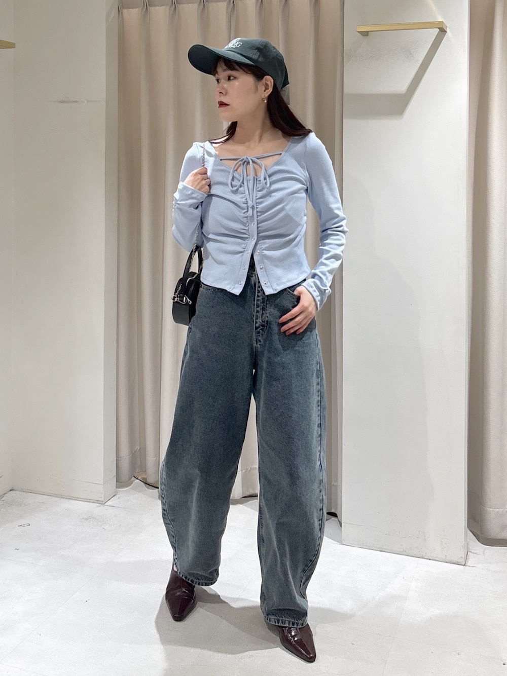 ブルー系のTシャツ/カットソー、ブルー系のデニムパンツ、ブラウン系のパンプスを着用したレディースの冬コーディネートの1枚目の写真