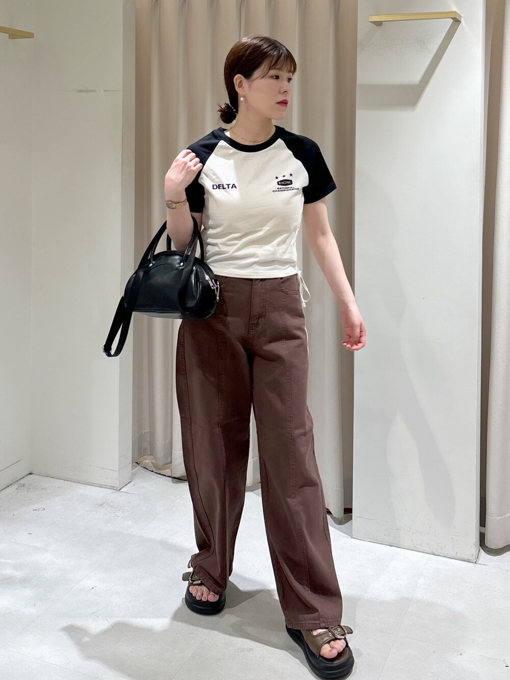 ホワイト系のTシャツ/カットソー、ブラック系のトートバッグ、ブラウン系のサンダルを着用したレディースの夏コーディネートの1枚目の写真