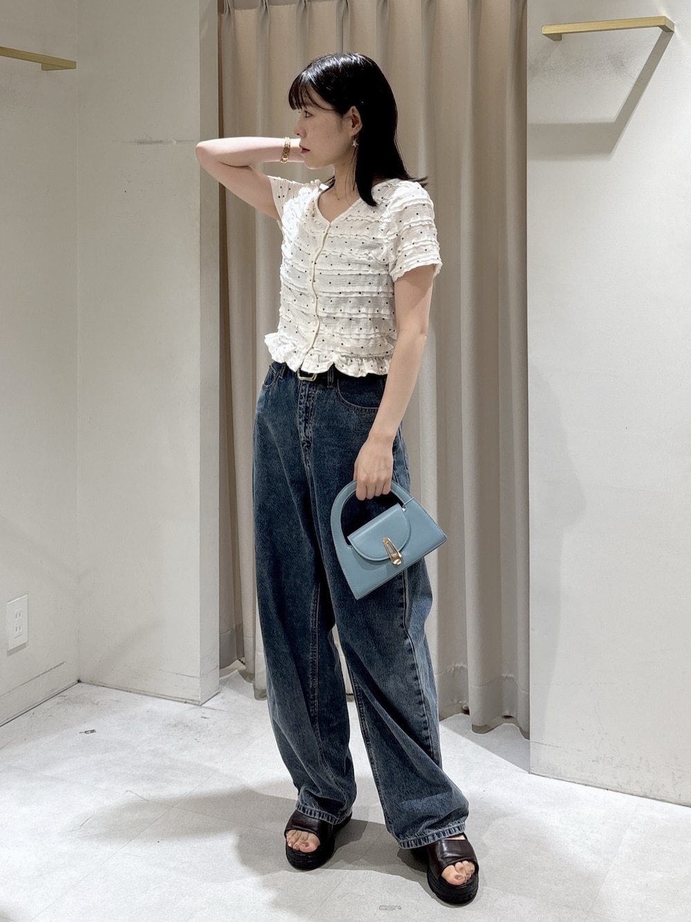 ホワイト系のTシャツ/カットソー、ブルー系のショルダーバッグ、ブルー系のデニムパンツを着用したレディースの夏コーディネートの1枚目の写真