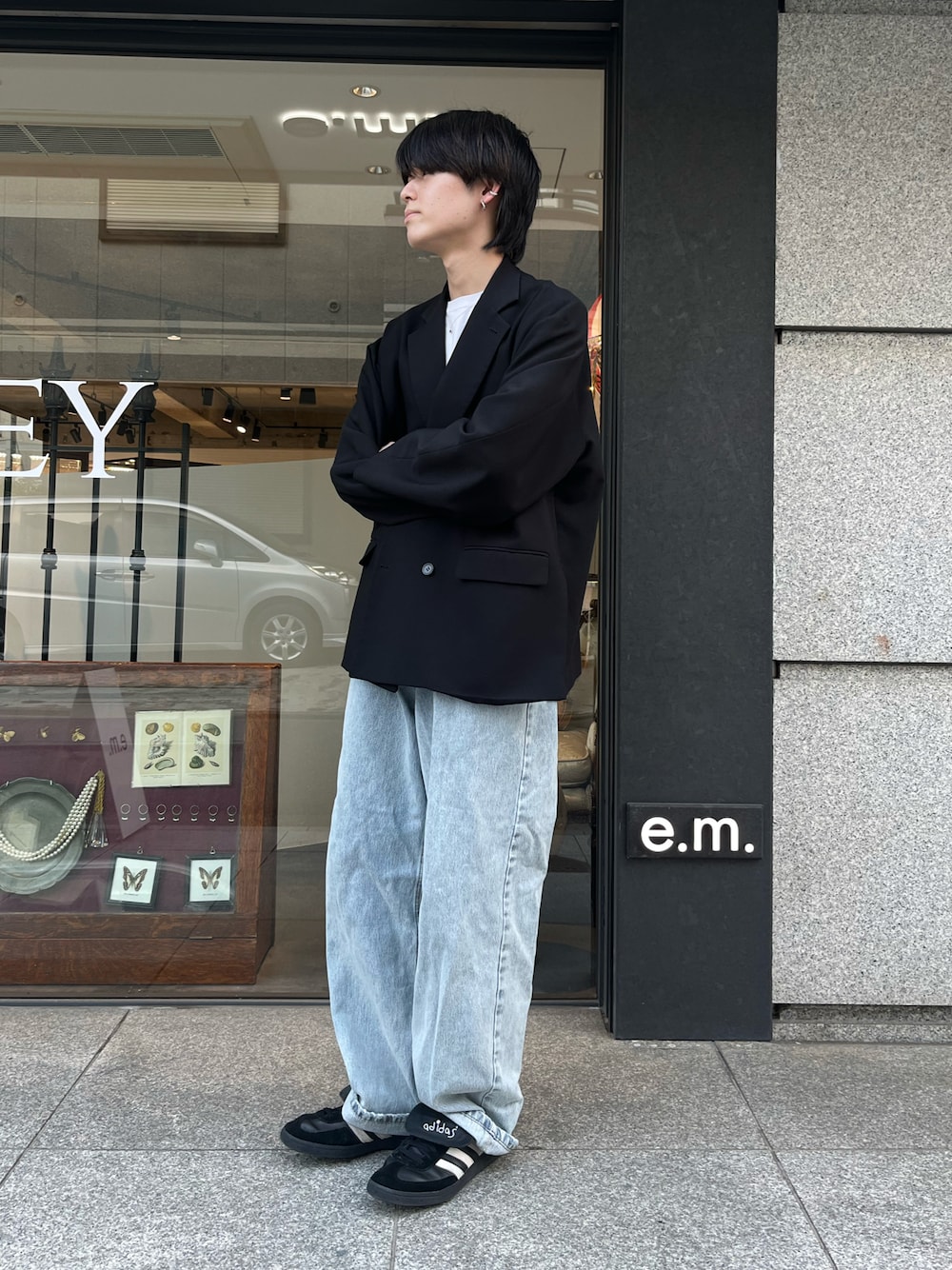 「カジュアルコーデ、シンプルコーデ、デニム、Tシャツ、メンズファッション、ジュエリー、古着MIX、今日のコーデ、アクセサリー、シルバー、スニーカー、スポーツミックス」｜「adidasのアイテム（スニーカー、ブラック系）」を使った、e.m.さん（メンズ・160cm）の春コーディネートの1枚目の写真