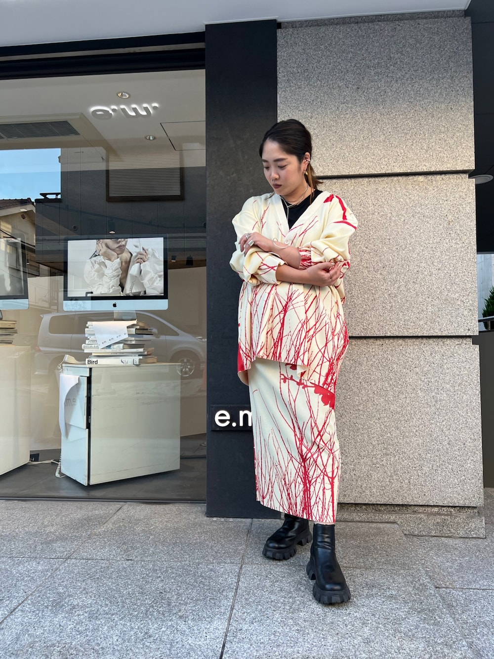 「セットアップ、スカート、ブーツ、ベージュ、アクセサリー、お出かけコーデ、冬、スカートスタイル、シンプルスタイル、オトナ女子」｜「NON TOKYOのPRINT RIB TIGHT SKIRT（スカート、ベージュ系）」を使った、e.m.さん（レディース・160cm）の冬コーディネートの1枚目の写真